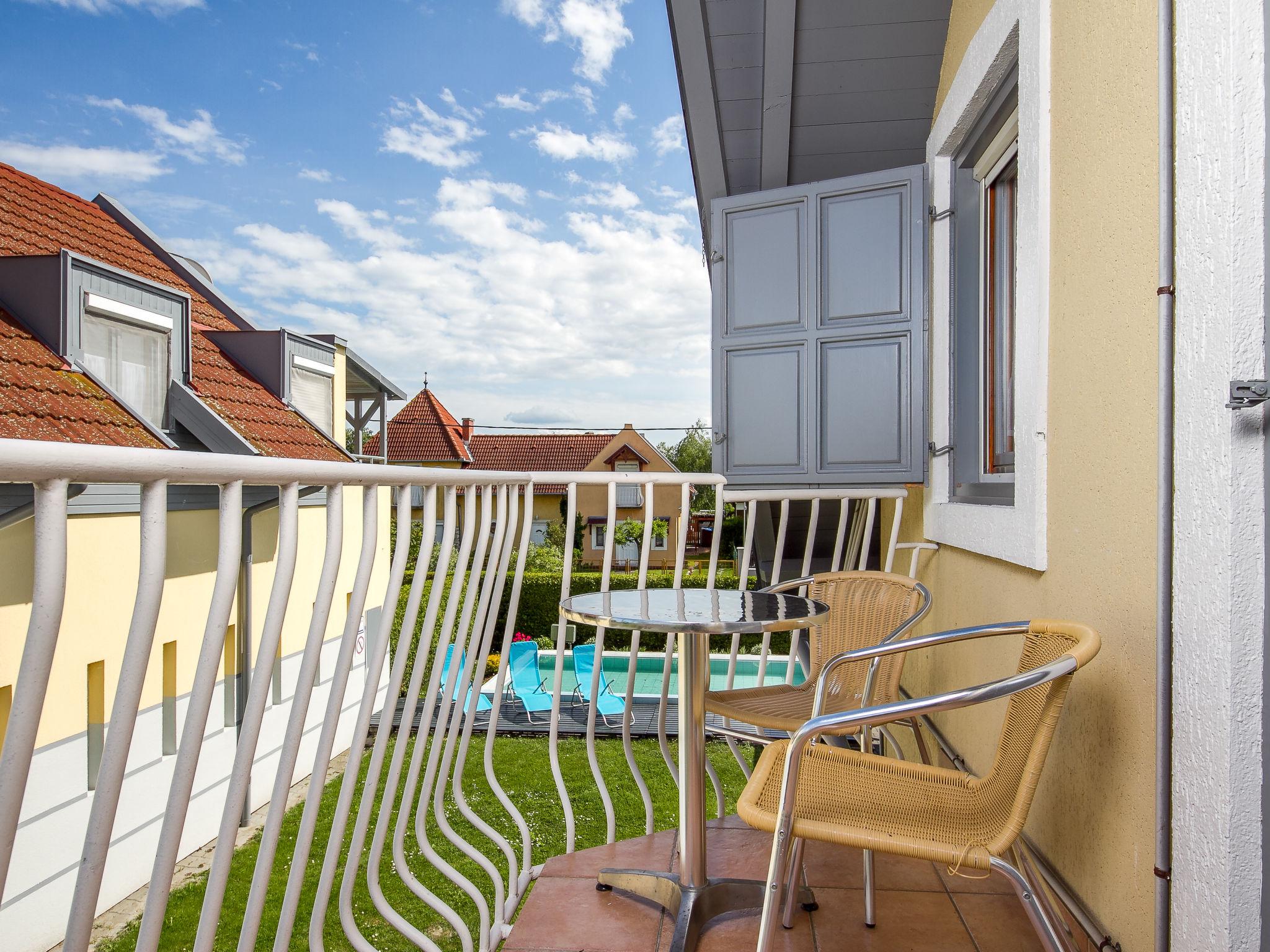 Photo 2 - Appartement de 1 chambre à Balatonmáriafürdő avec piscine et jardin