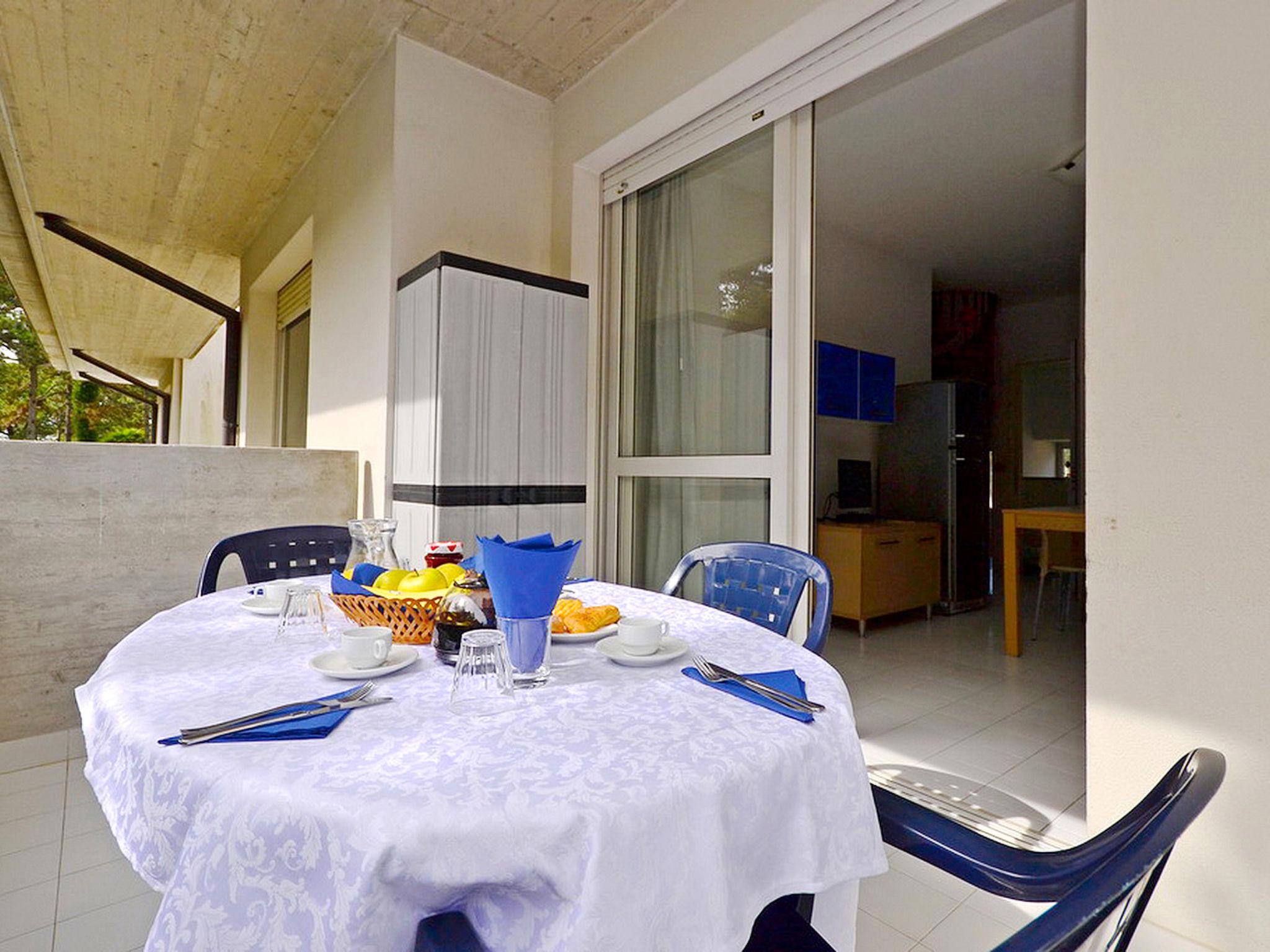 Photo 3 - 1 bedroom Apartment in Lignano Sabbiadoro with swimming pool and garden