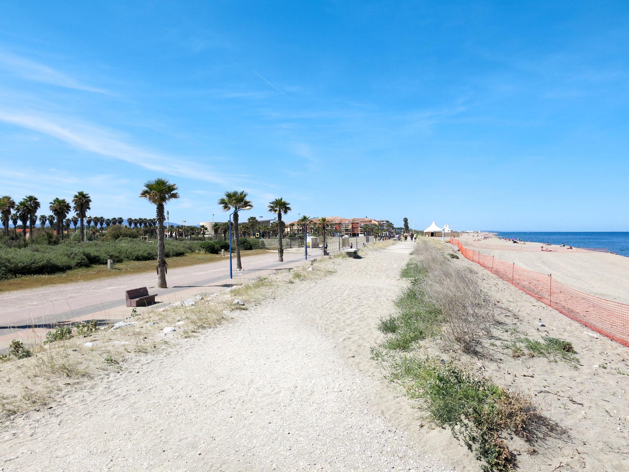 Photo 23 - 1 bedroom Apartment in Sainte-Marie-la-Mer with private pool and sea view