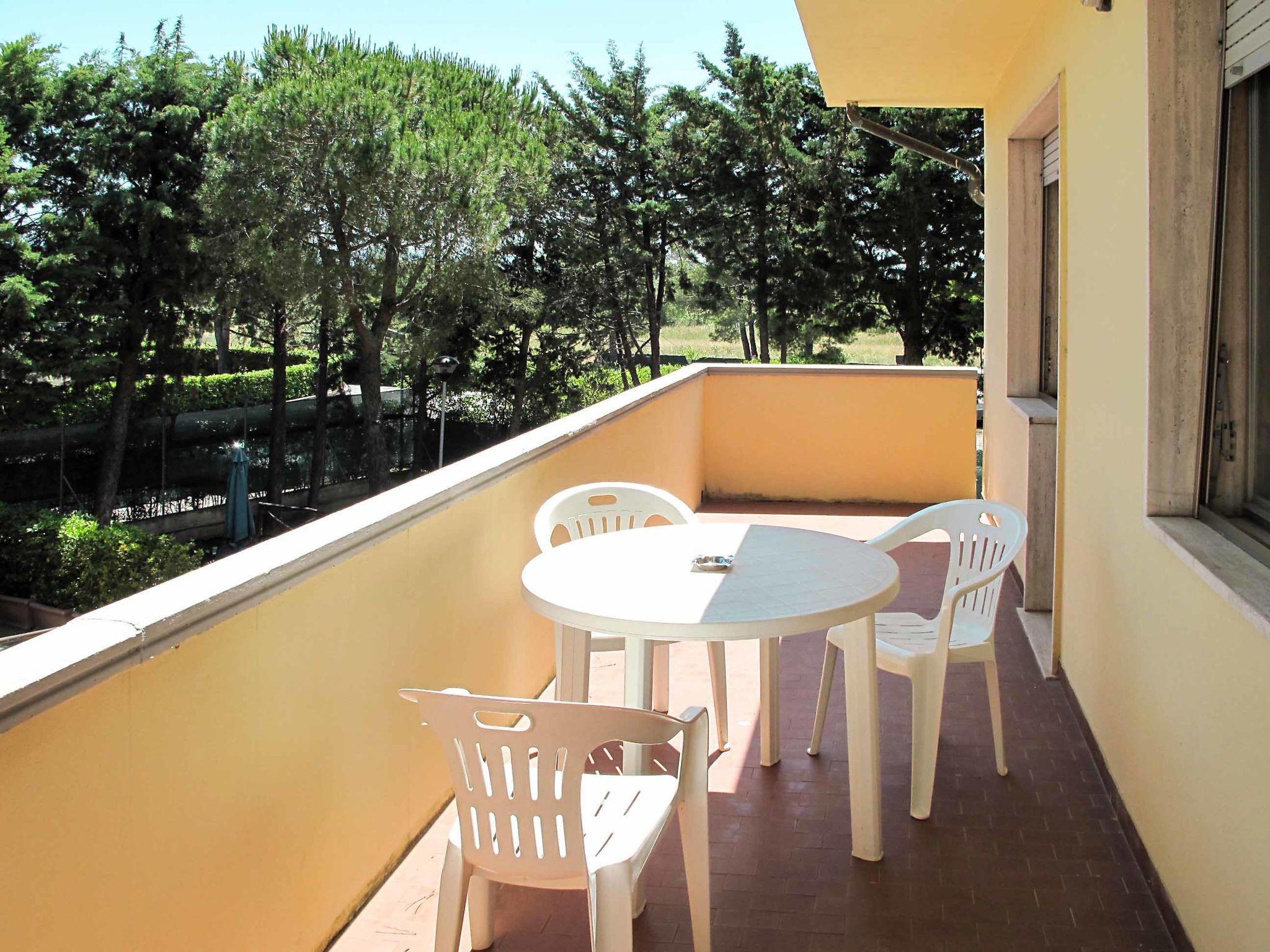 Photo 14 - 1 bedroom Apartment in Cecina with swimming pool and sea view