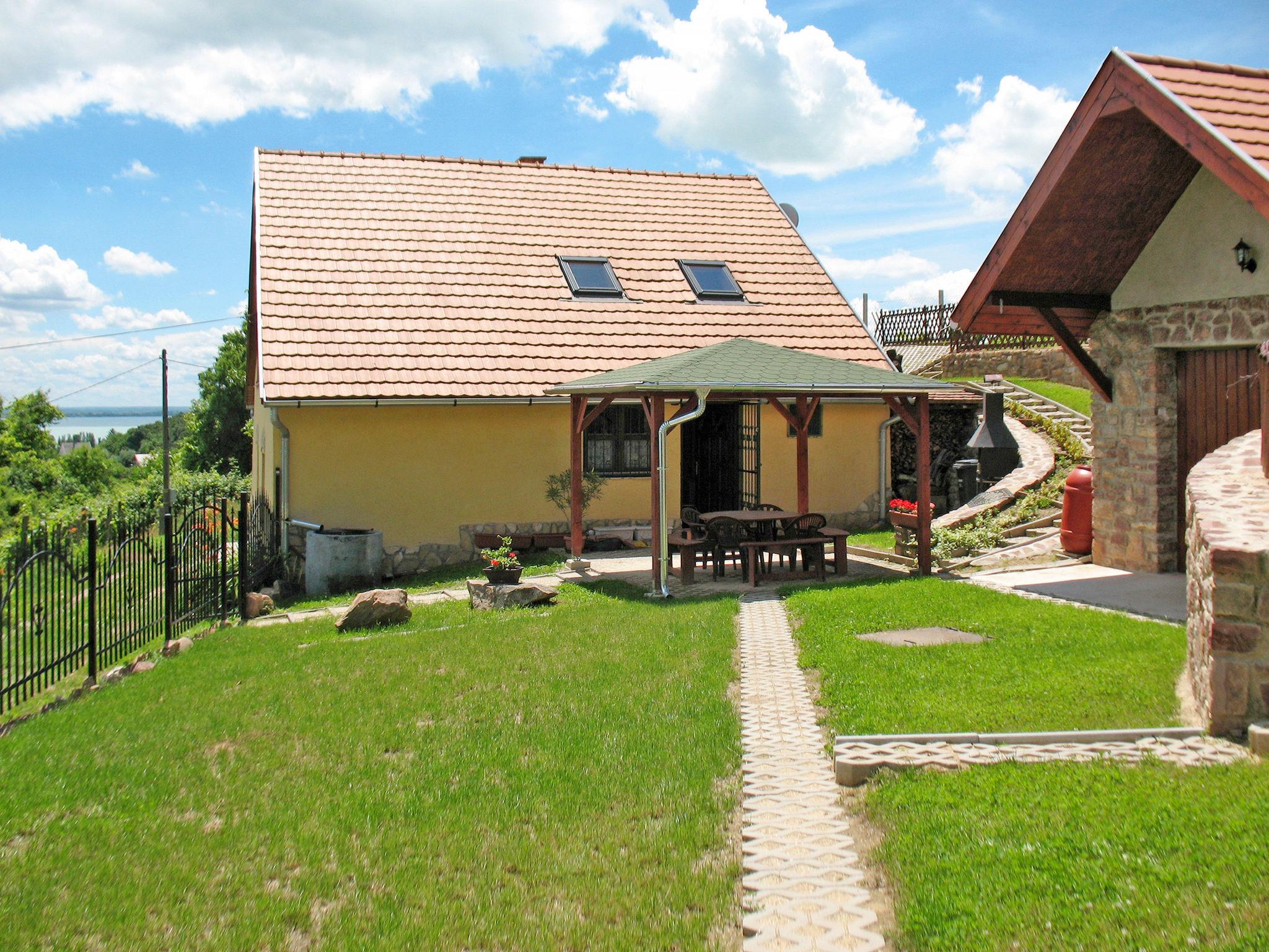 Foto 1 - Casa con 2 camere da letto a Ábrahámhegy con giardino e vista sulle montagne