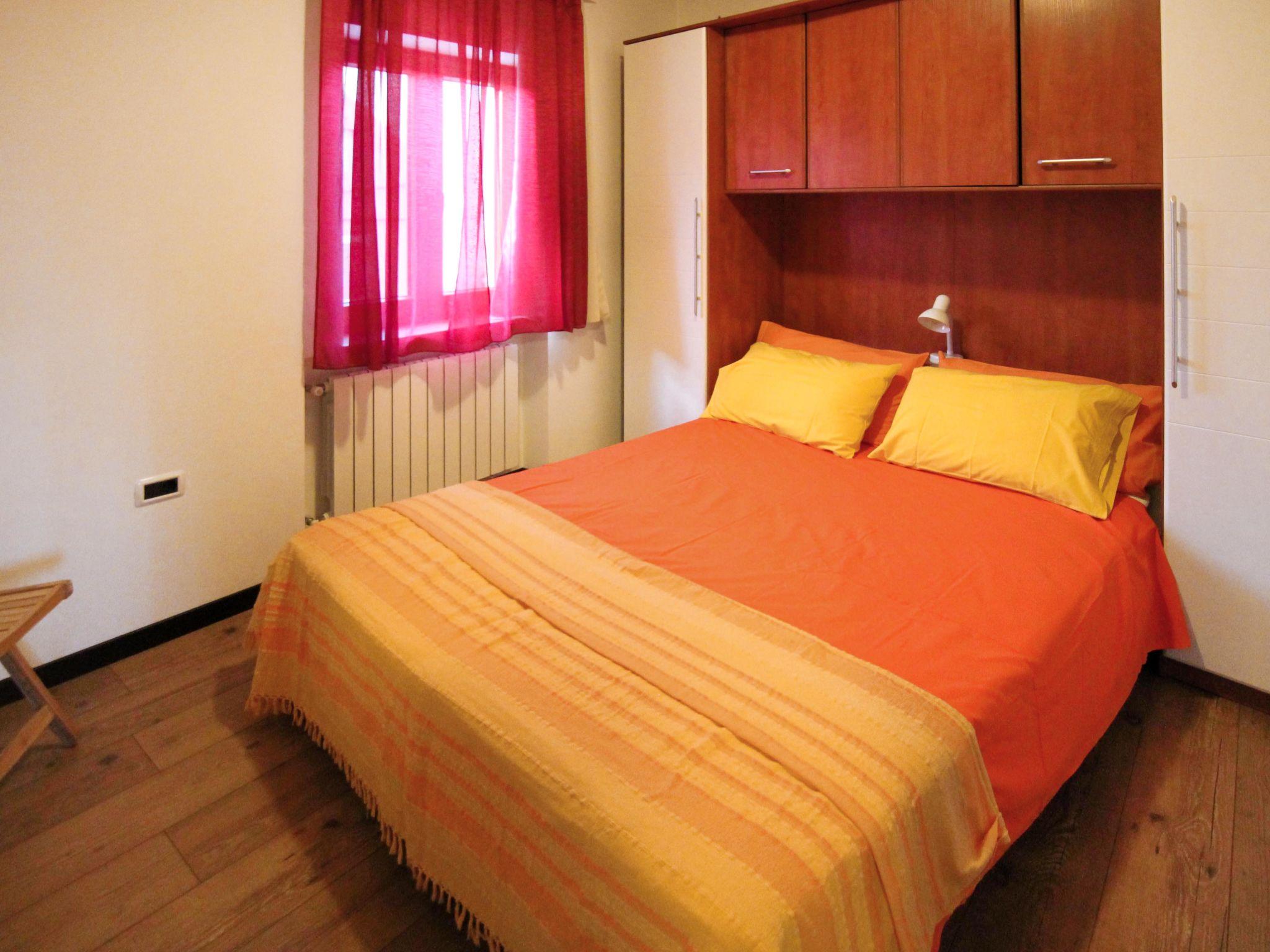 Foto 3 - Appartamento con 1 camera da letto a Ližnjan con vista mare