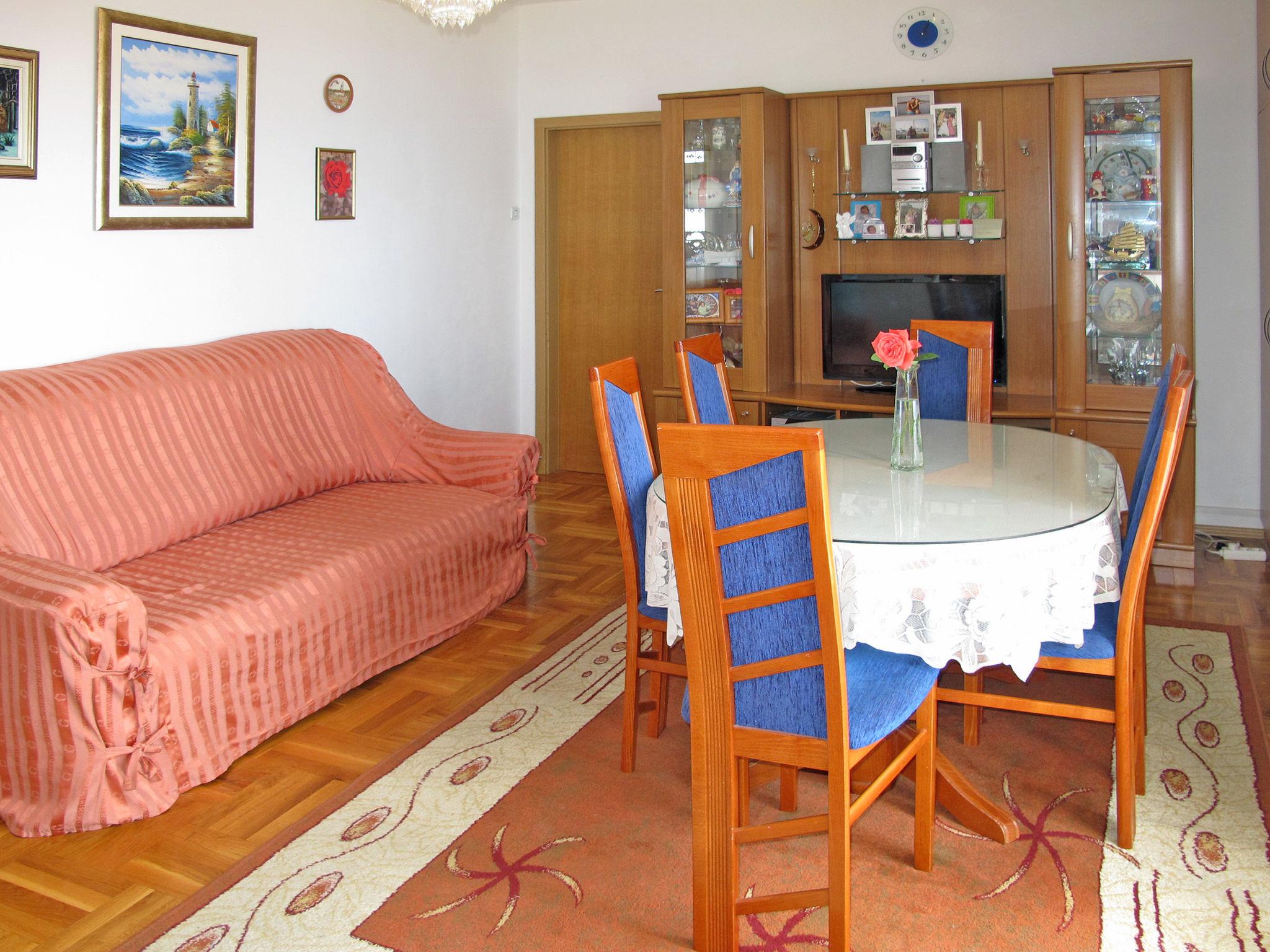 Foto 7 - Apartamento de 3 quartos em Novi Vinodolski com jardim e vistas do mar