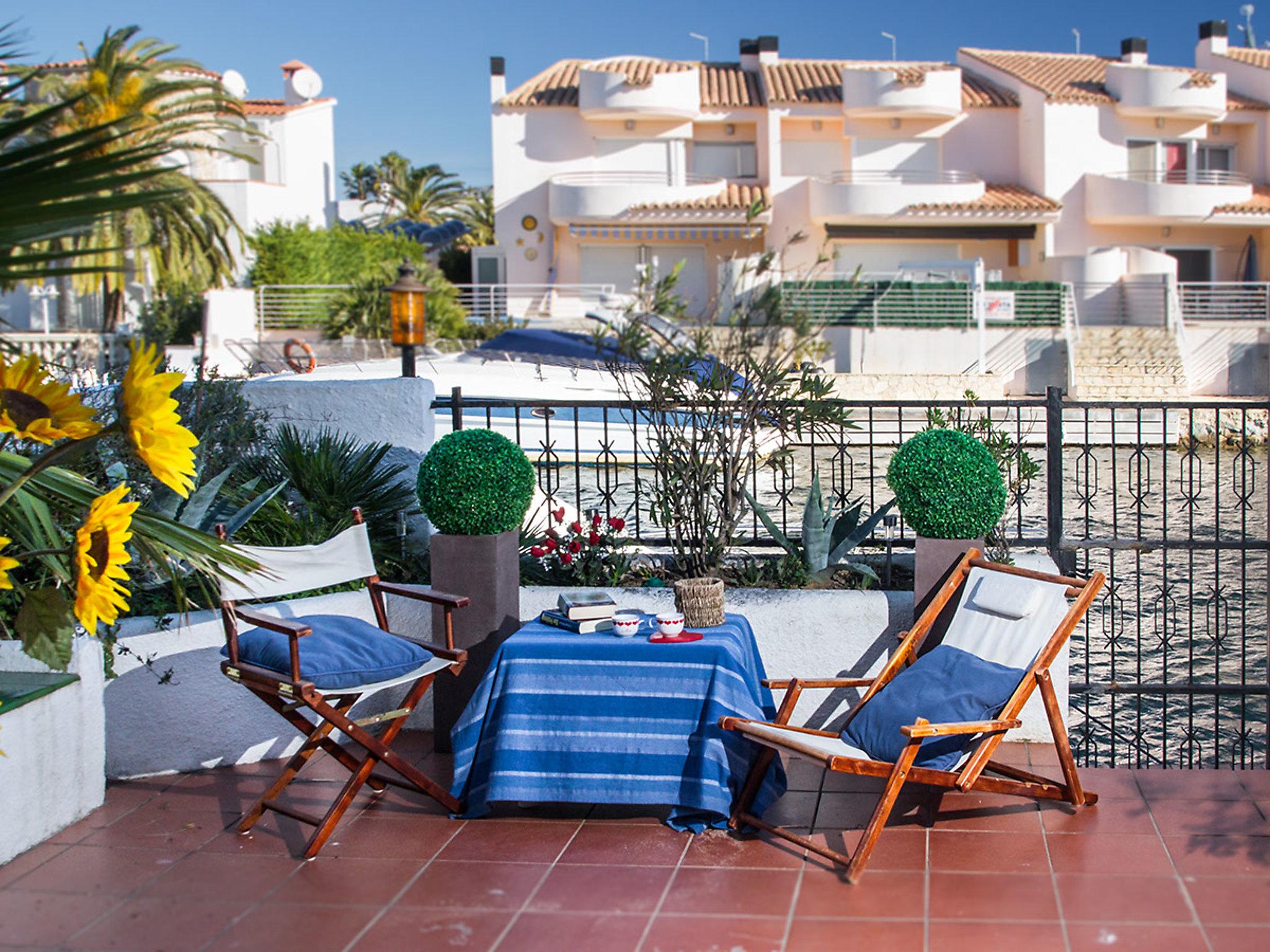 Foto 1 - Casa de 3 habitaciones en Castelló d'Empúries con terraza y vistas al mar