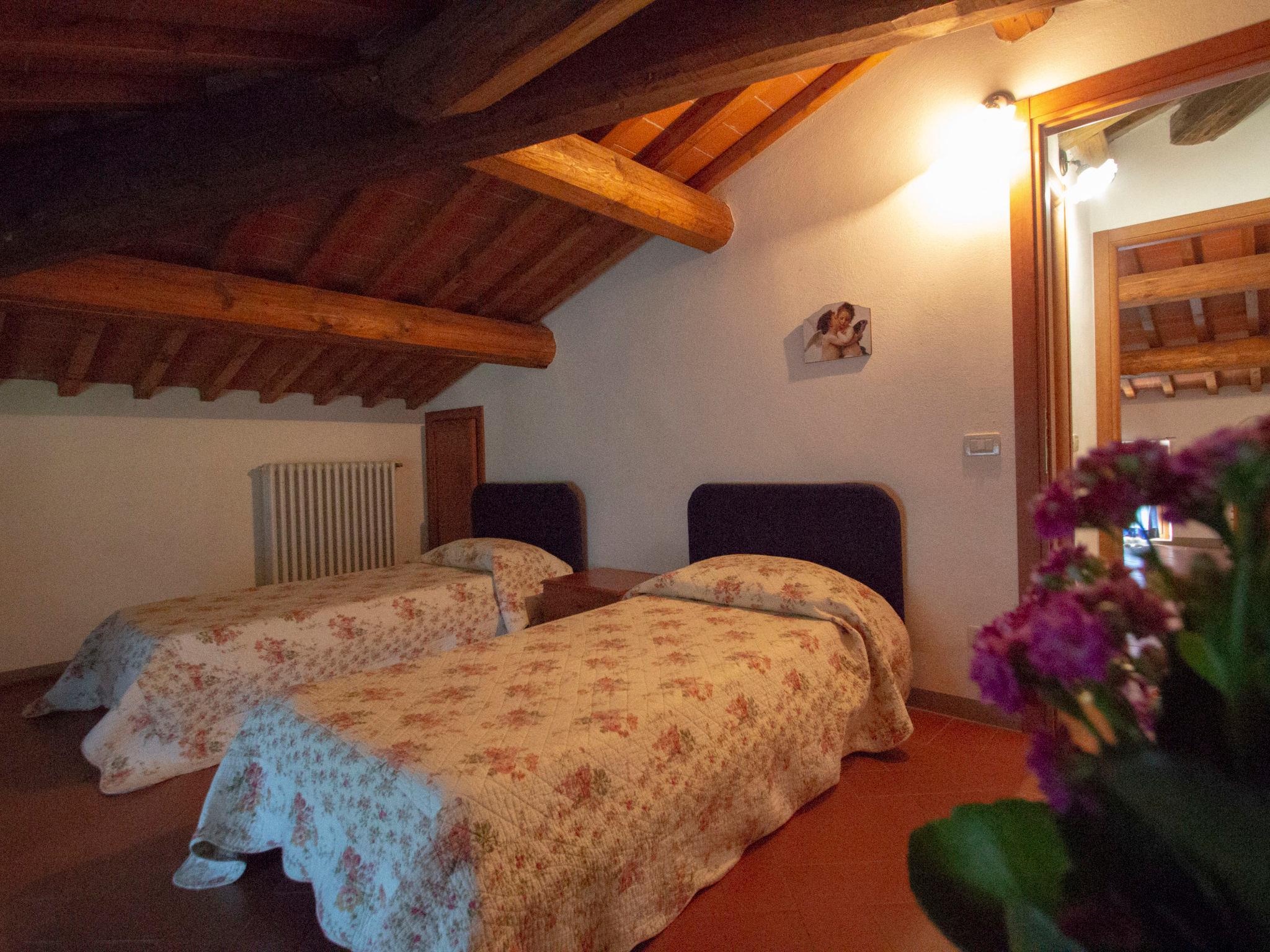 Foto 16 - Apartamento de 4 habitaciones en Serravalle Pistoiese con piscina y jardín
