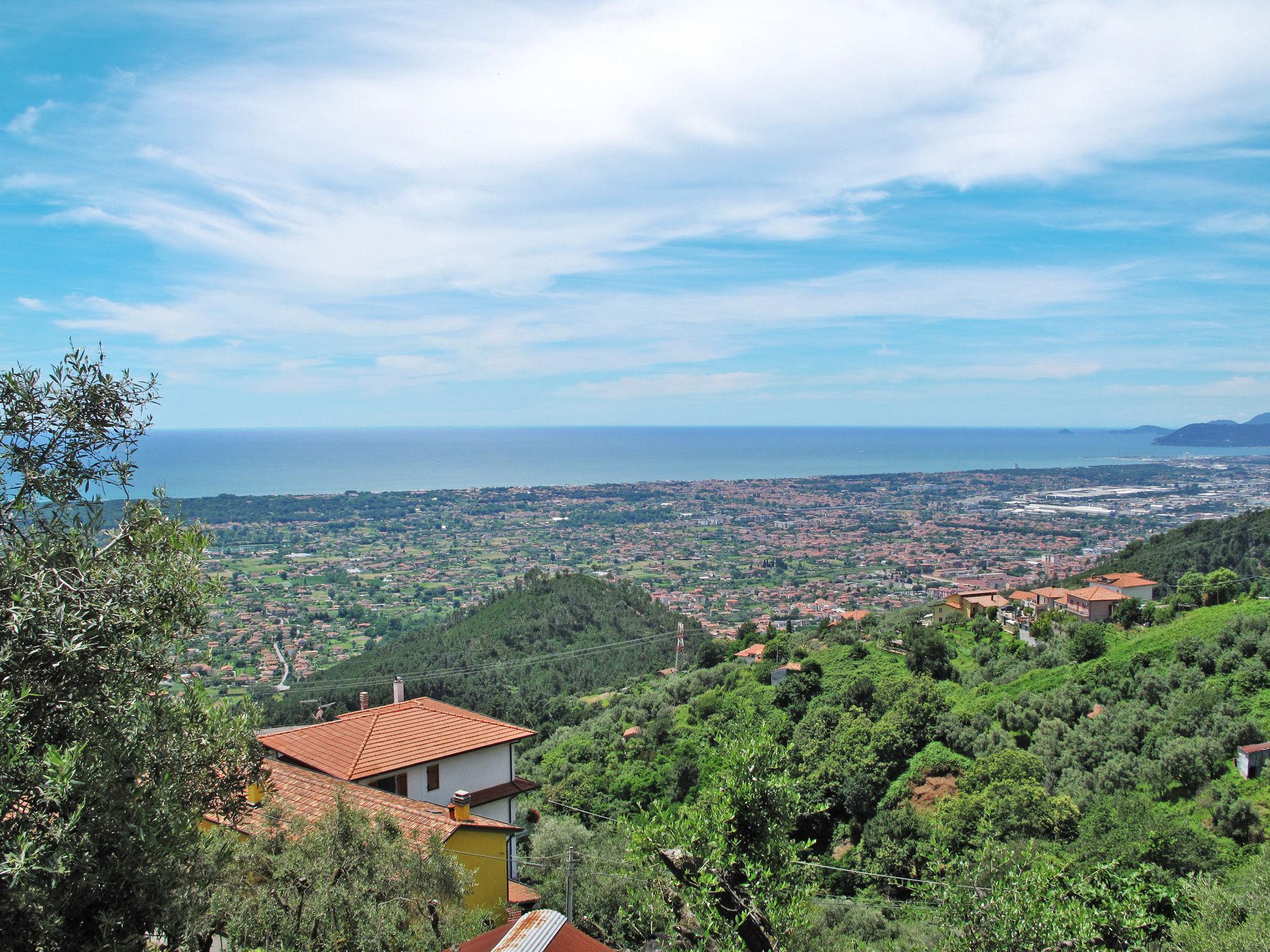 Foto 1 - Appartamento con 3 camere da letto a Montignoso con giardino e vista mare