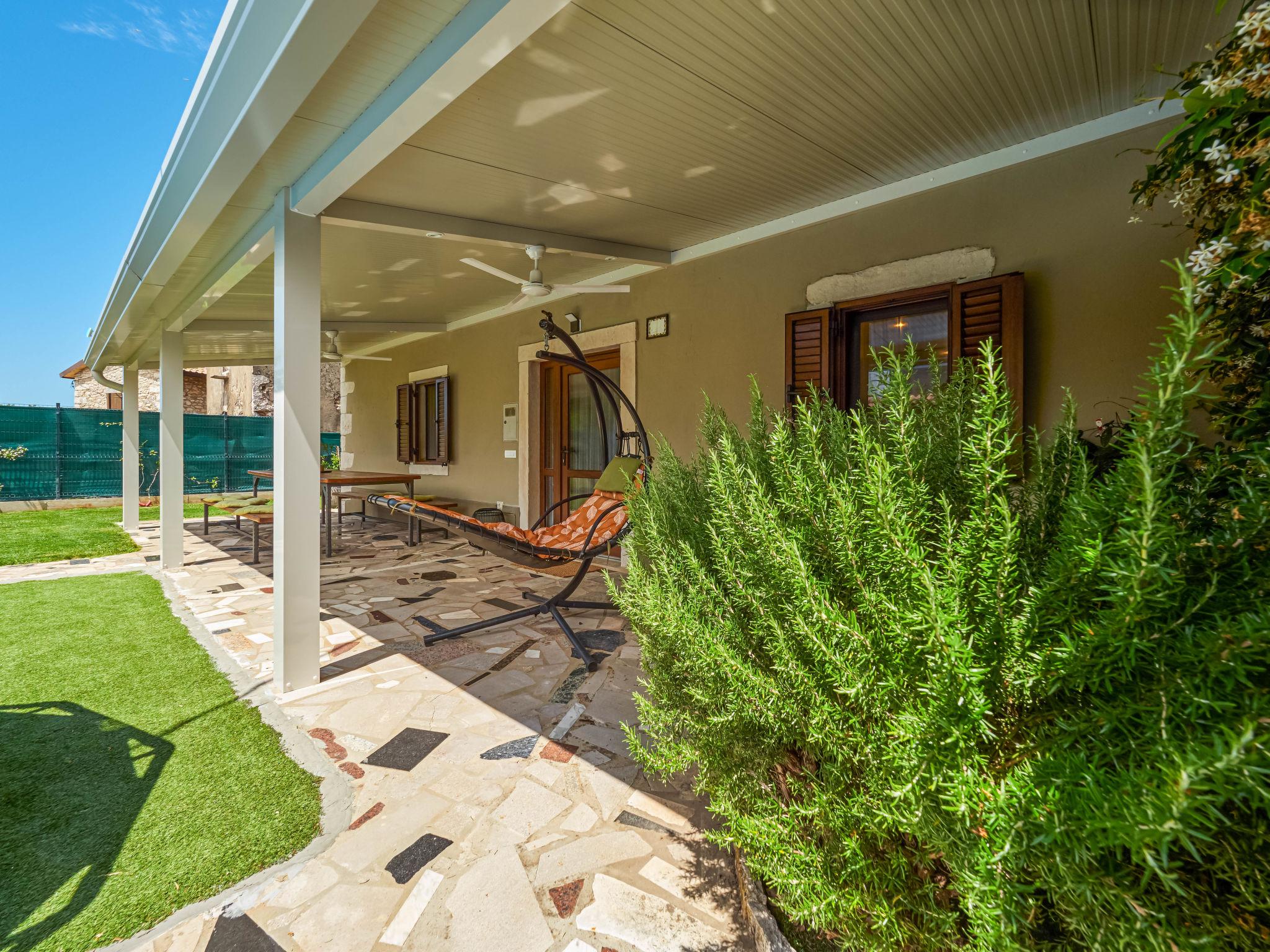 Photo 2 - Maison de 4 chambres à Umag avec piscine privée et jardin