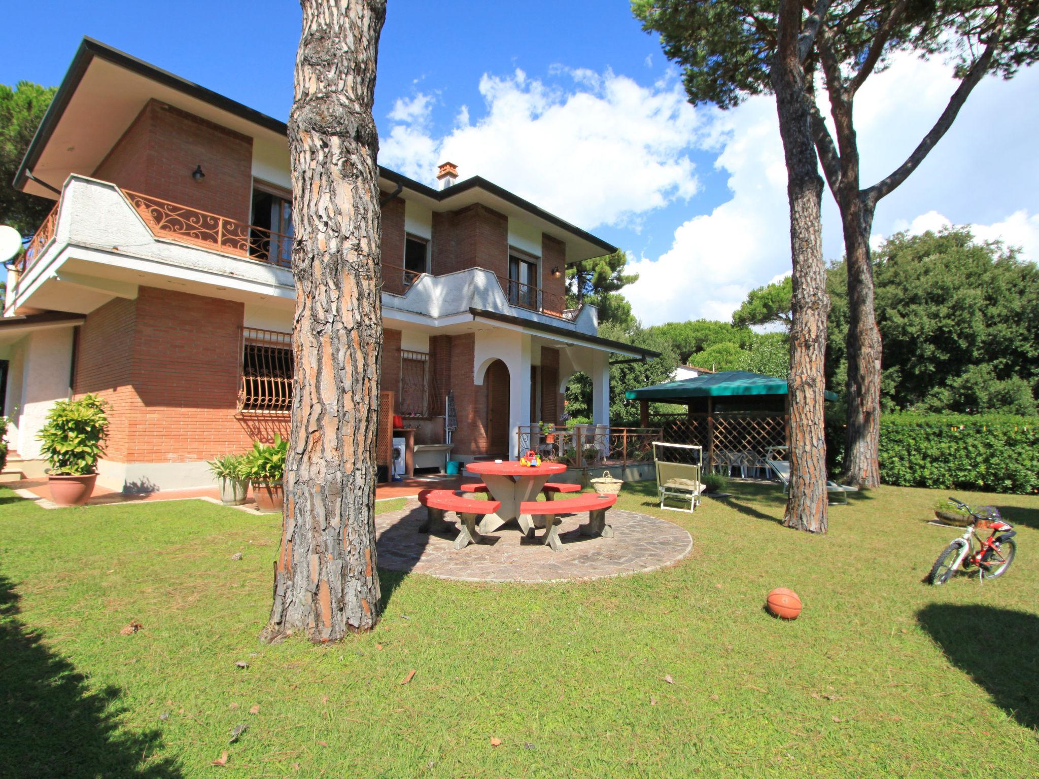 Foto 2 - Casa de 5 habitaciones en Forte dei Marmi con jardín y vistas al mar