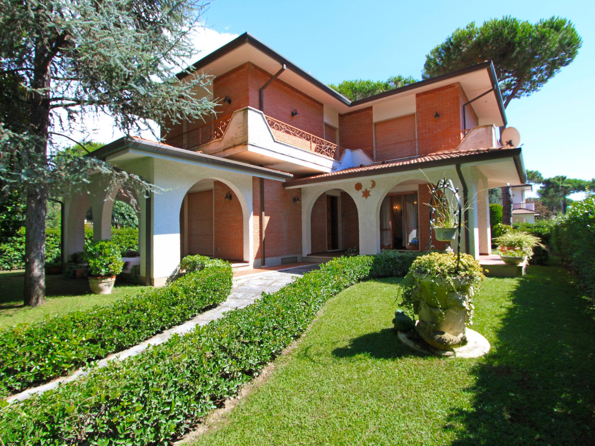 Foto 1 - Casa de 5 habitaciones en Forte dei Marmi con jardín y vistas al mar