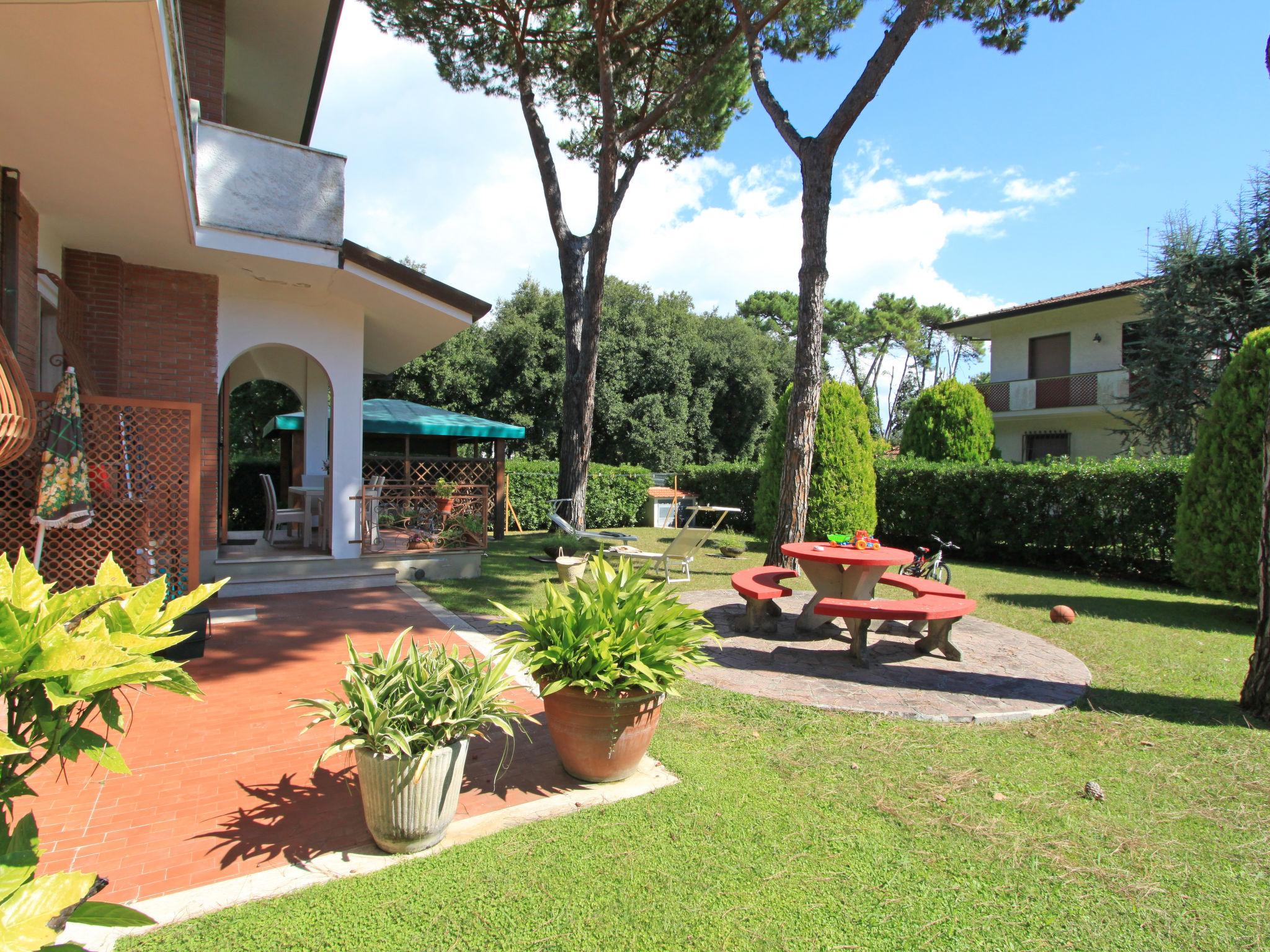 Foto 4 - Casa de 5 habitaciones en Forte dei Marmi con jardín y vistas al mar