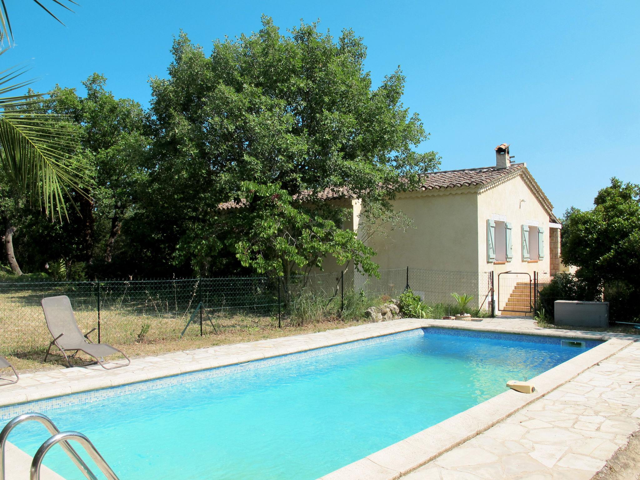 Foto 8 - Haus mit 2 Schlafzimmern in Bagnols-en-Forêt mit privater pool und garten