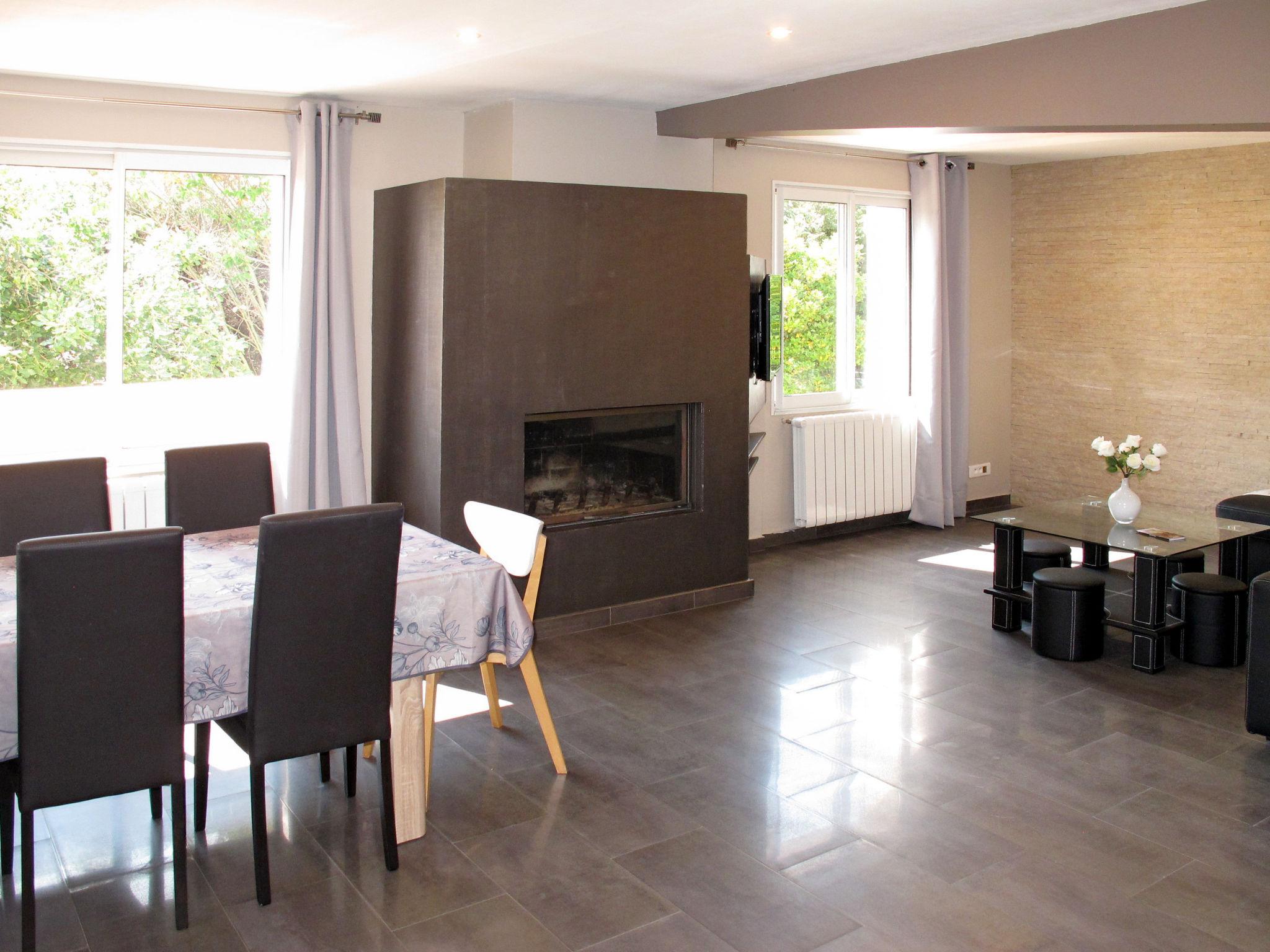 Photo 10 - 2 bedroom House in Bagnols-en-Forêt with private pool and garden