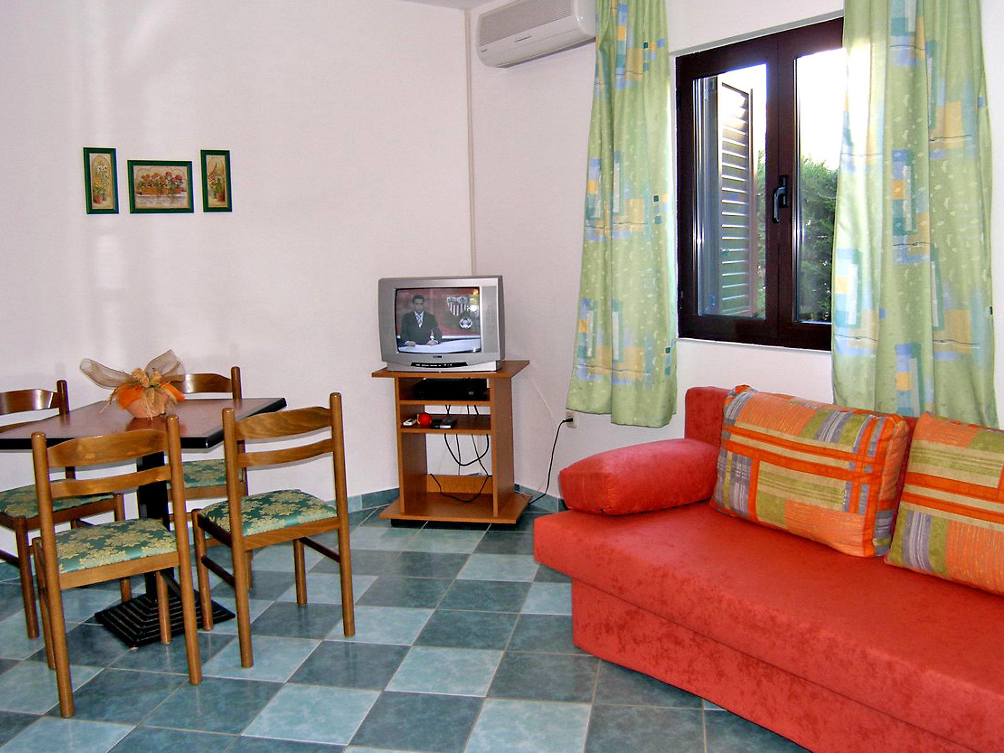 Photo 5 - Maison de 1 chambre à Vir avec piscine et jardin