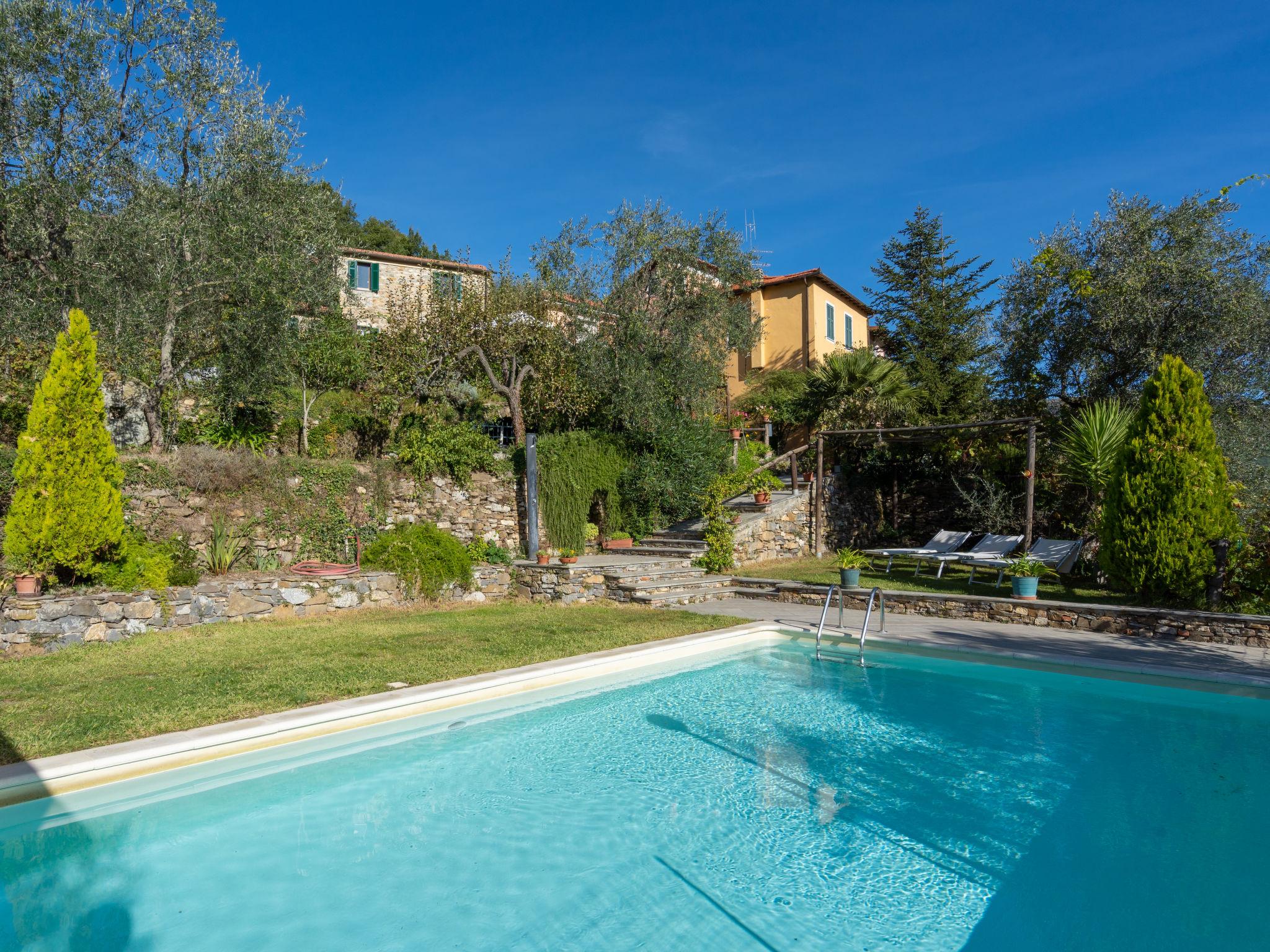 Photo 1 - Maison de 1 chambre à Borgomaro avec piscine privée et vues à la mer