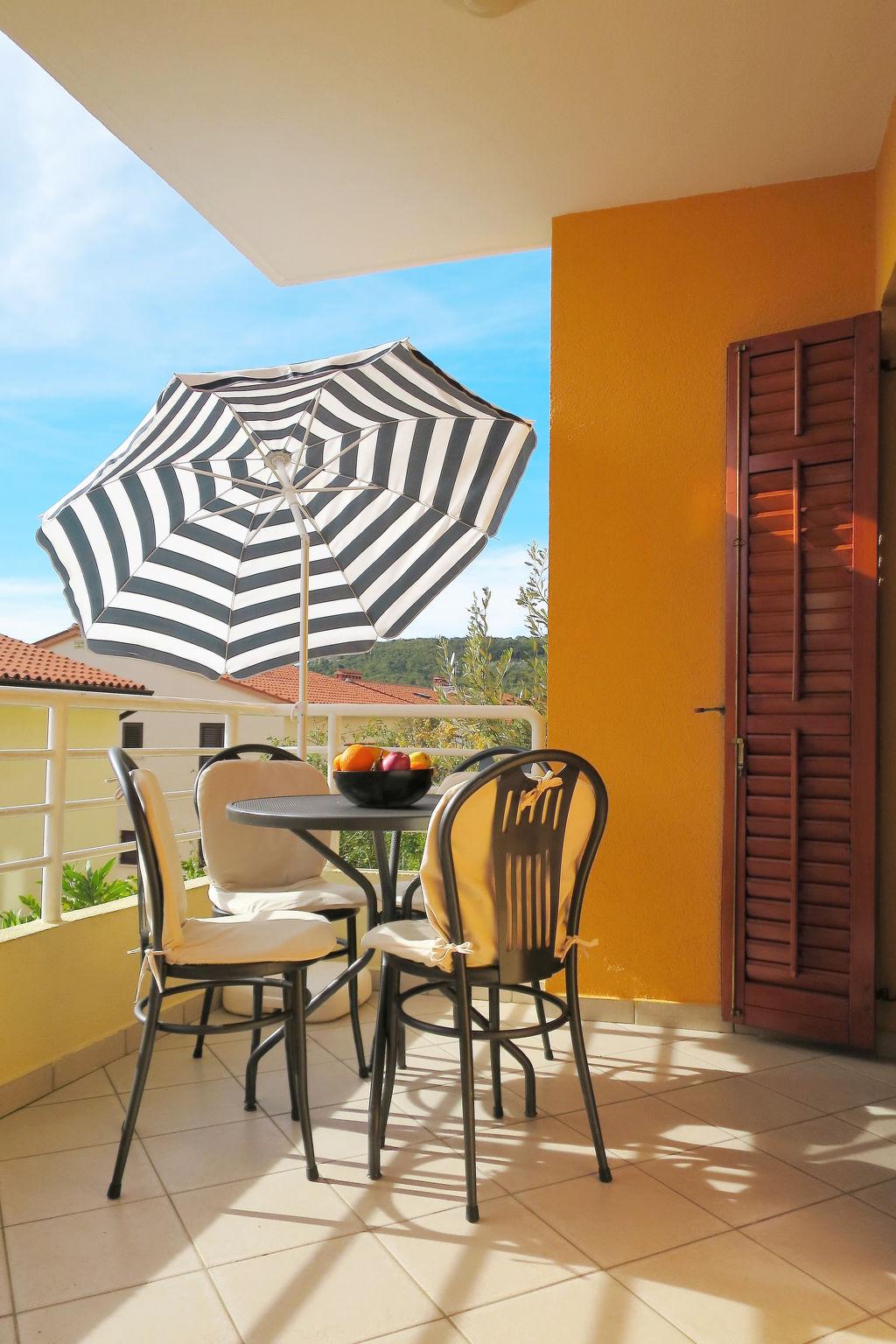 Photo 11 - 2 bedroom Apartment in Labin with garden and sea view