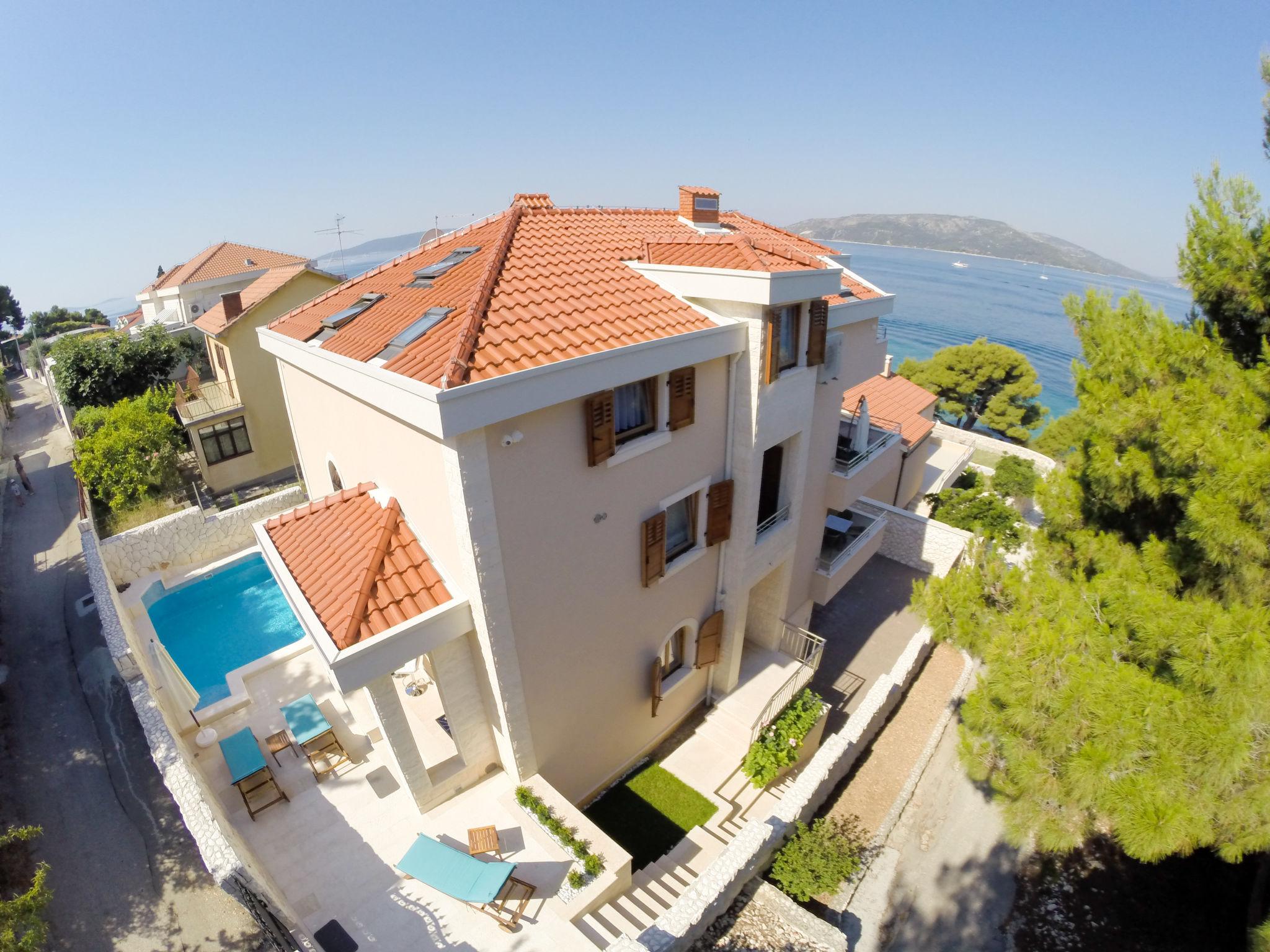 Photo 3 - Maison de 5 chambres à Okrug avec piscine privée et terrasse