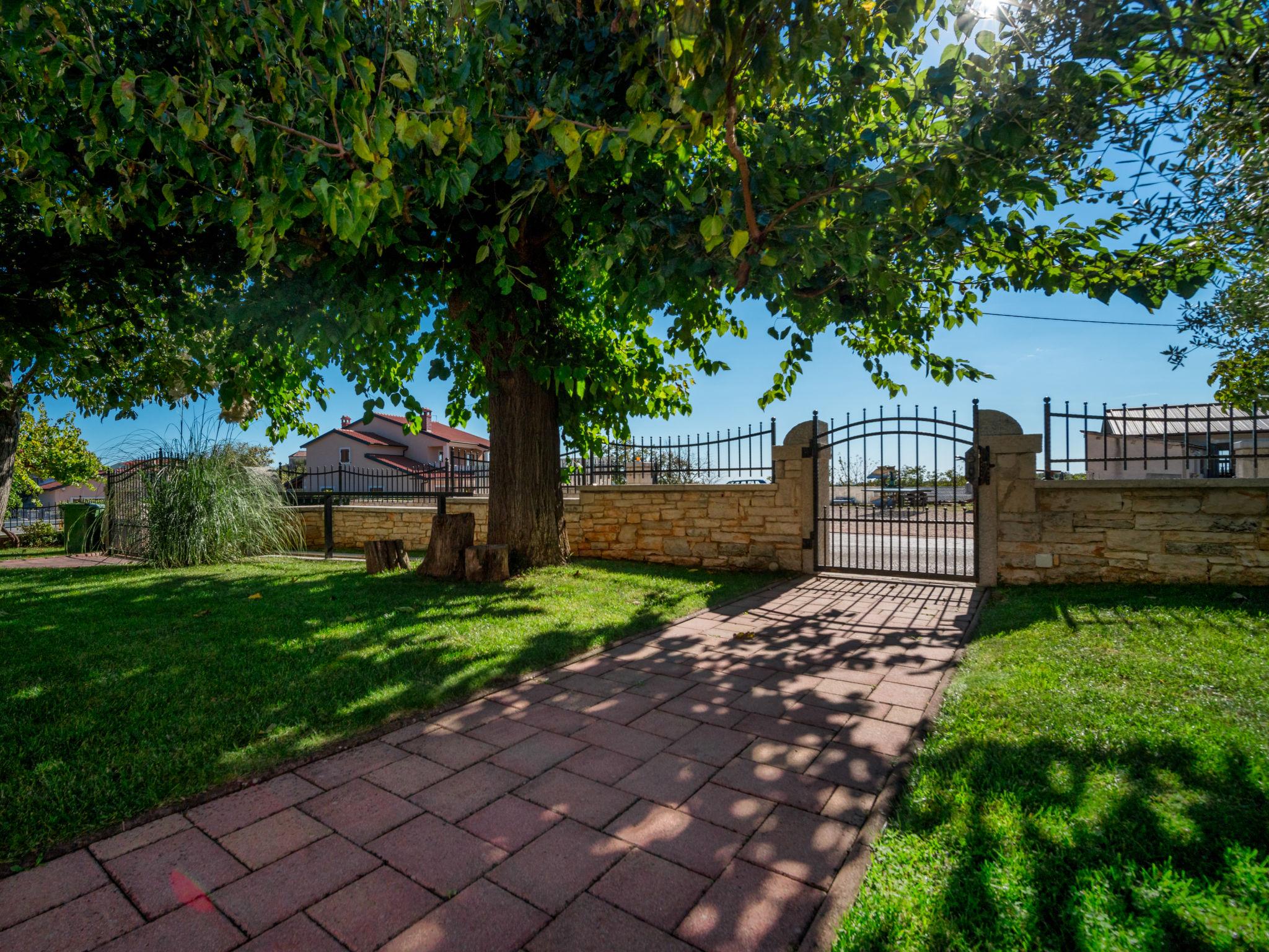 Photo 24 - Maison de 2 chambres à Sveti Petar u Šumi avec piscine privée et jardin