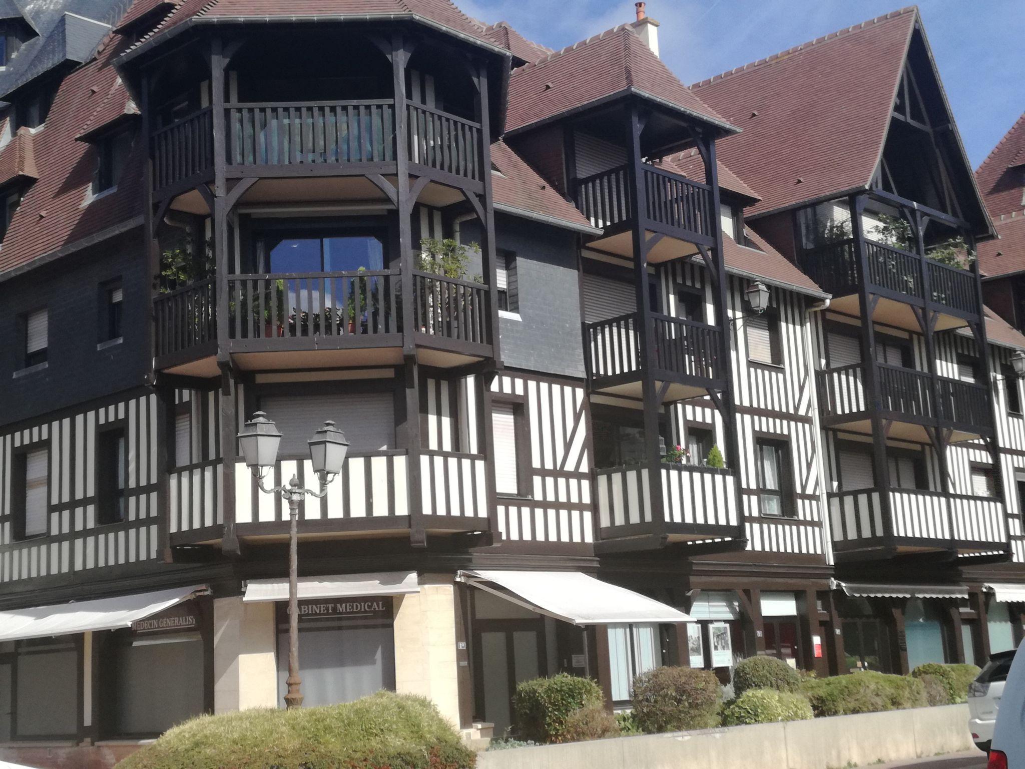 Foto 1 - Apartamento de 2 habitaciones en Deauville con vistas al mar