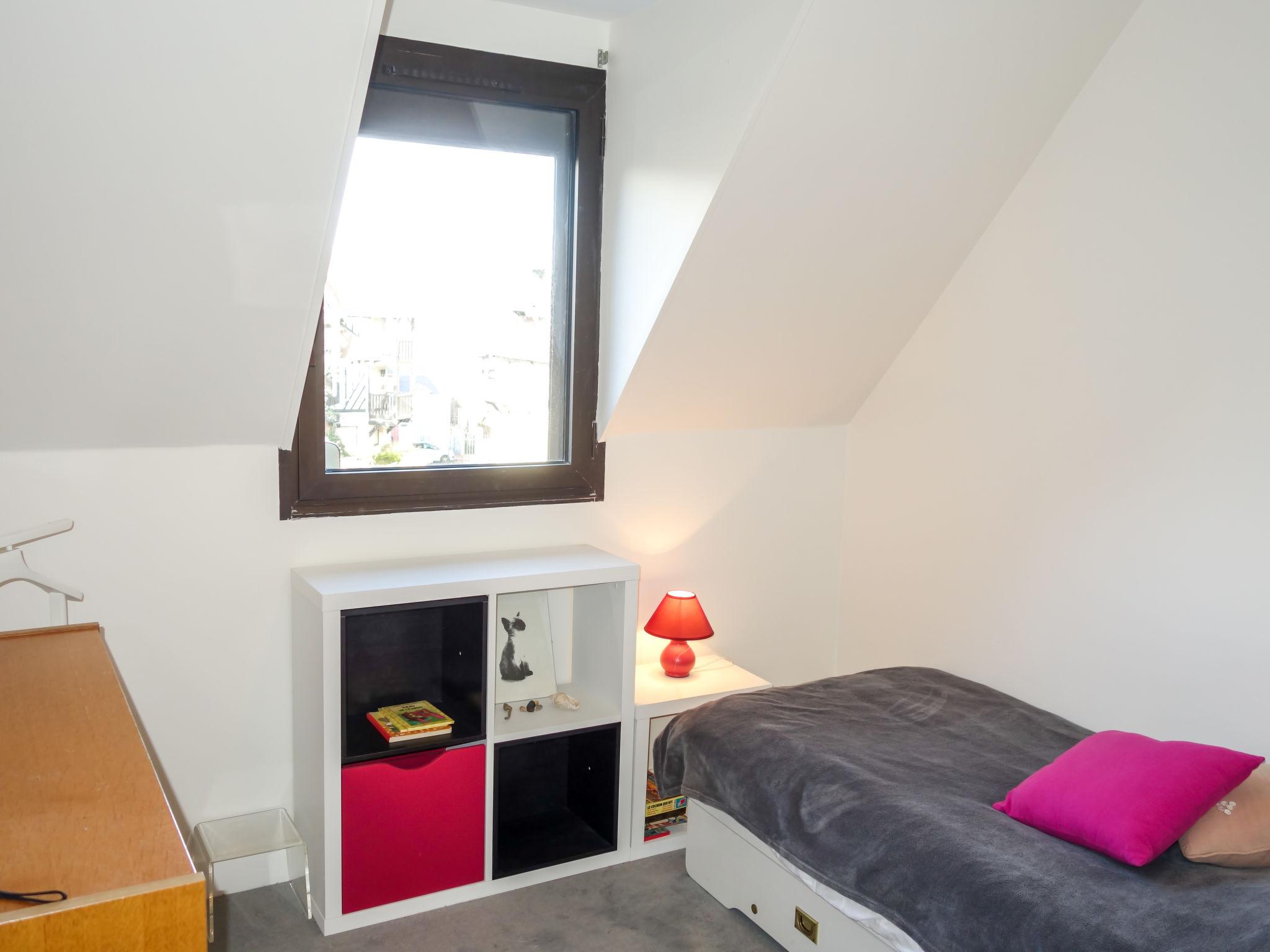 Foto 9 - Appartamento con 2 camere da letto a Deauville con vista mare