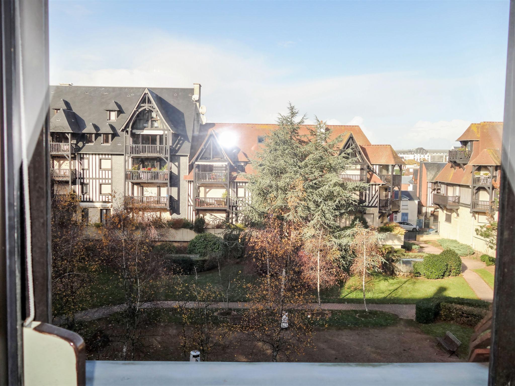 Foto 6 - Appartamento con 2 camere da letto a Deauville con vista mare