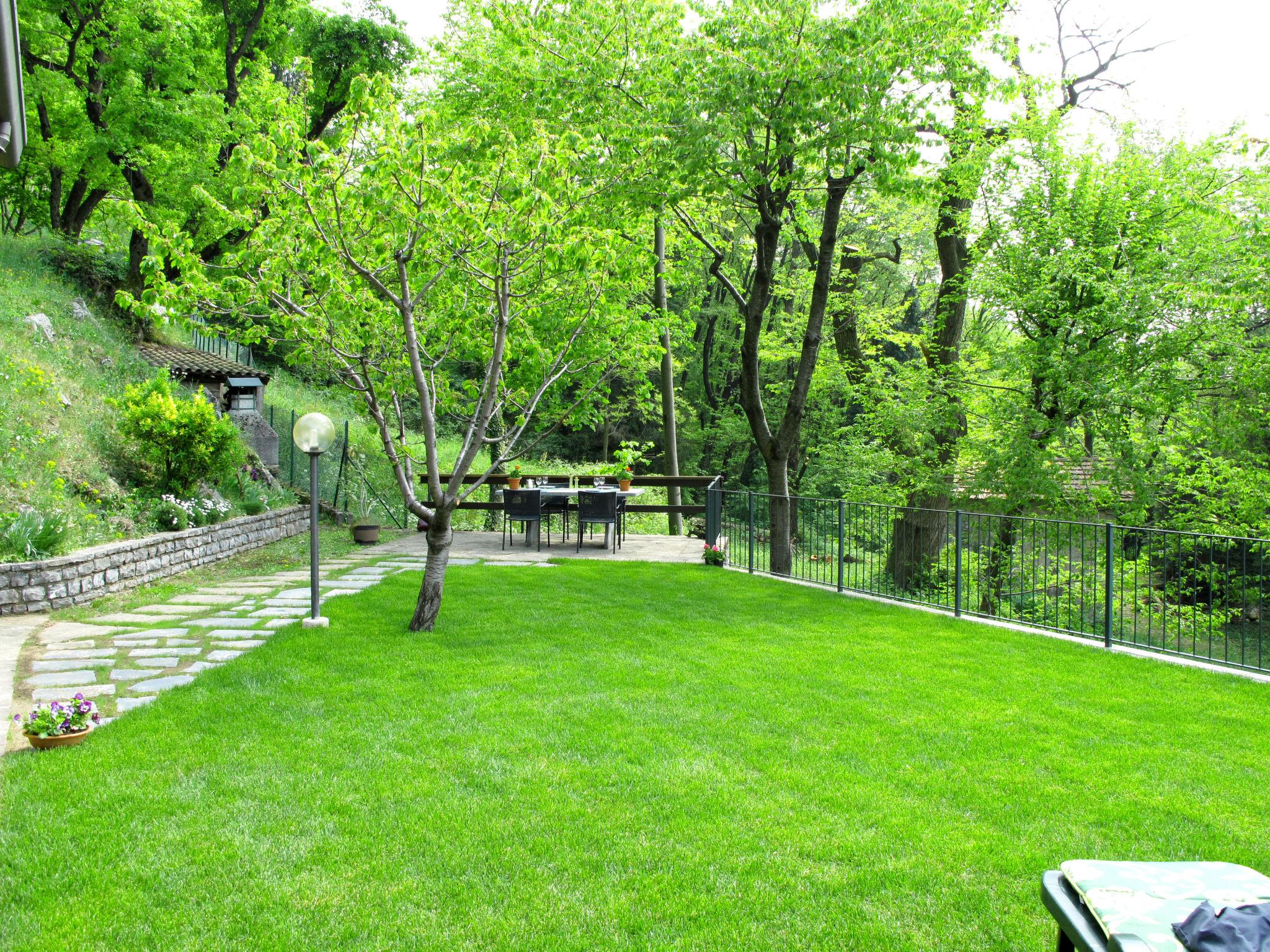 Photo 22 - Maison de 2 chambres à Perledo avec jardin et vues sur la montagne