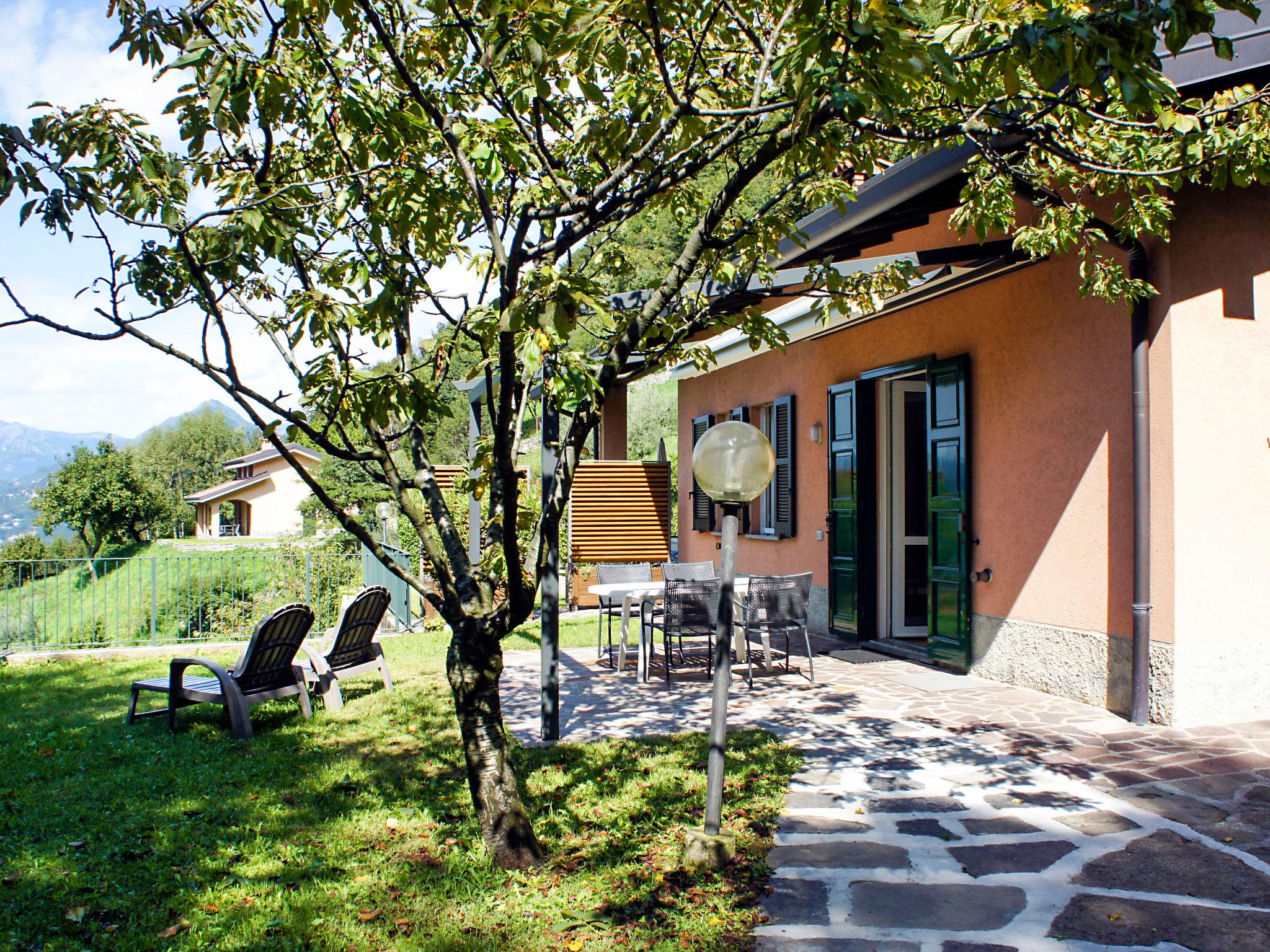 Photo 1 - Maison de 2 chambres à Perledo avec jardin et terrasse