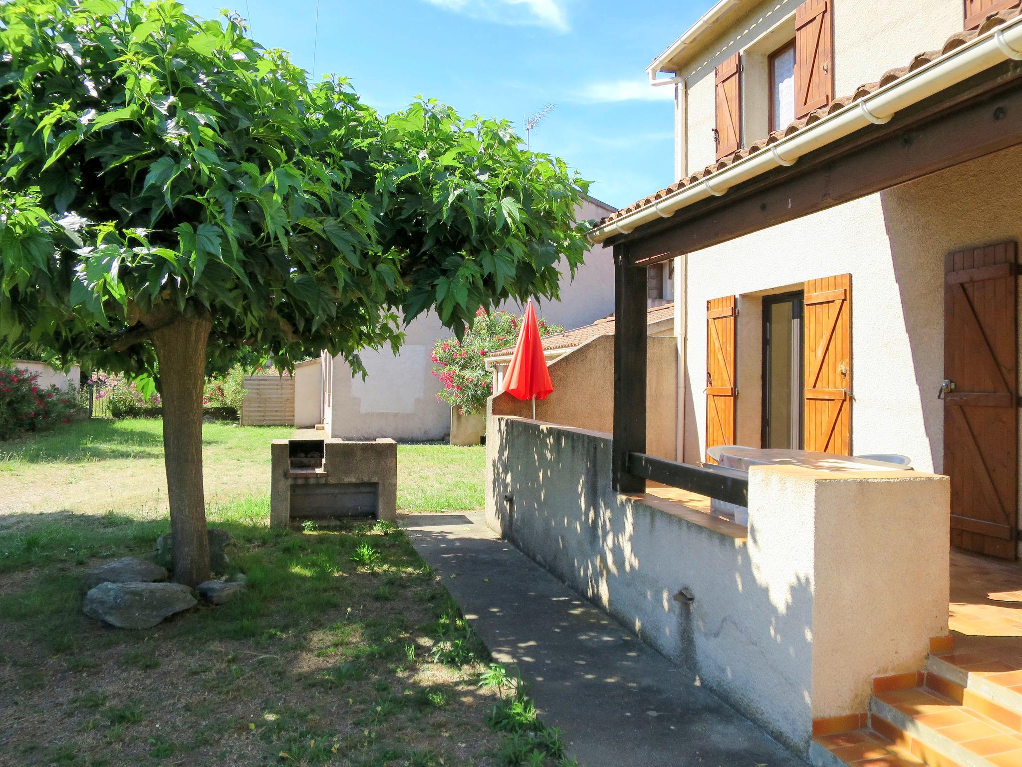 Photo 2 - Appartement de 2 chambres à Santa-Maria-Poggio avec jardin et vues à la mer