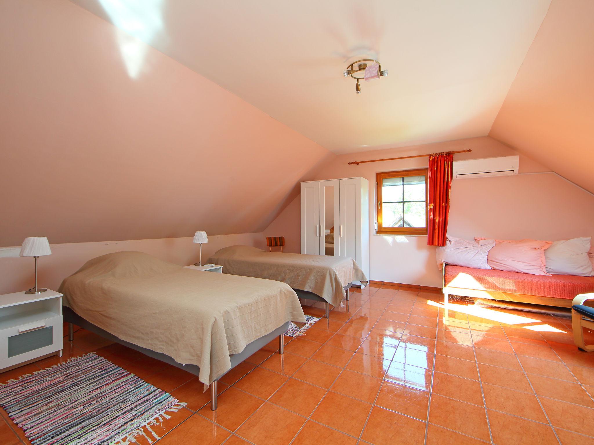 Foto 17 - Haus mit 4 Schlafzimmern in Balatonudvari mit garten
