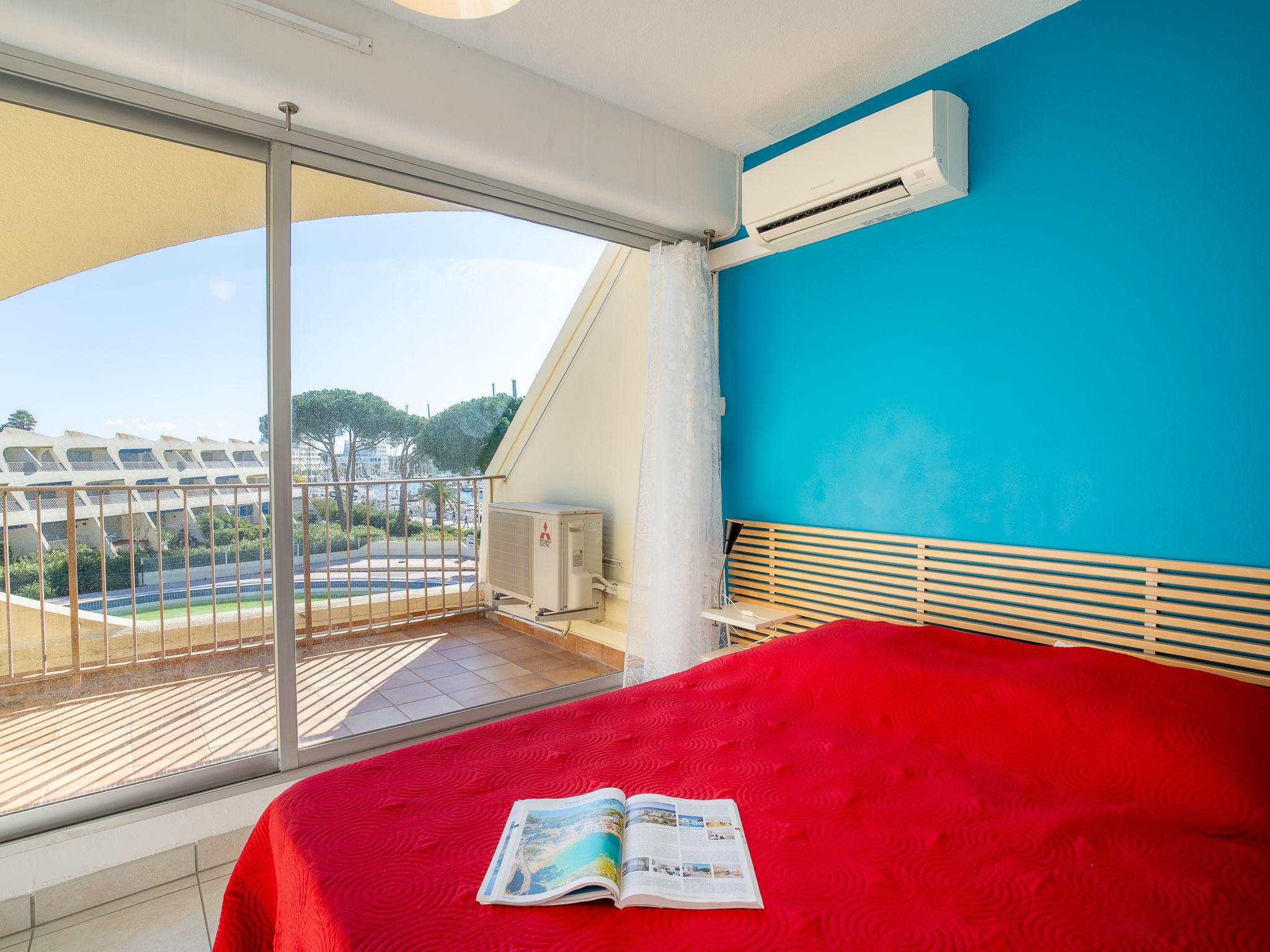 Foto 1 - Appartamento con 1 camera da letto a Le Grau-du-Roi con piscina e vista mare