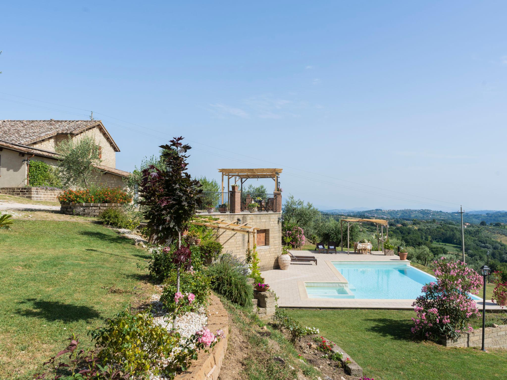 Foto 1 - Casa de 4 habitaciones en Montebuono con piscina privada y vistas a la montaña