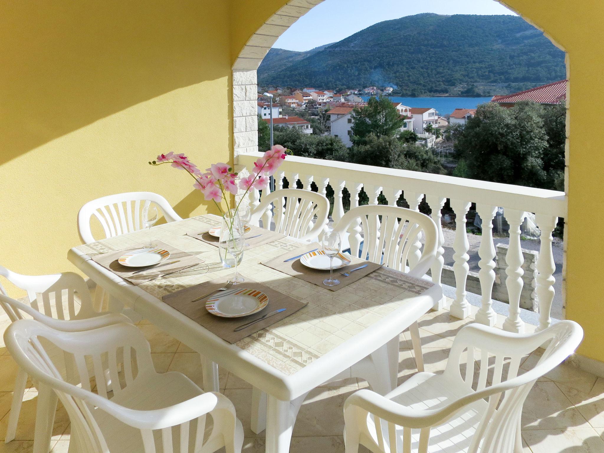 Foto 1 - Apartamento de 2 habitaciones en Sibenik con vistas al mar