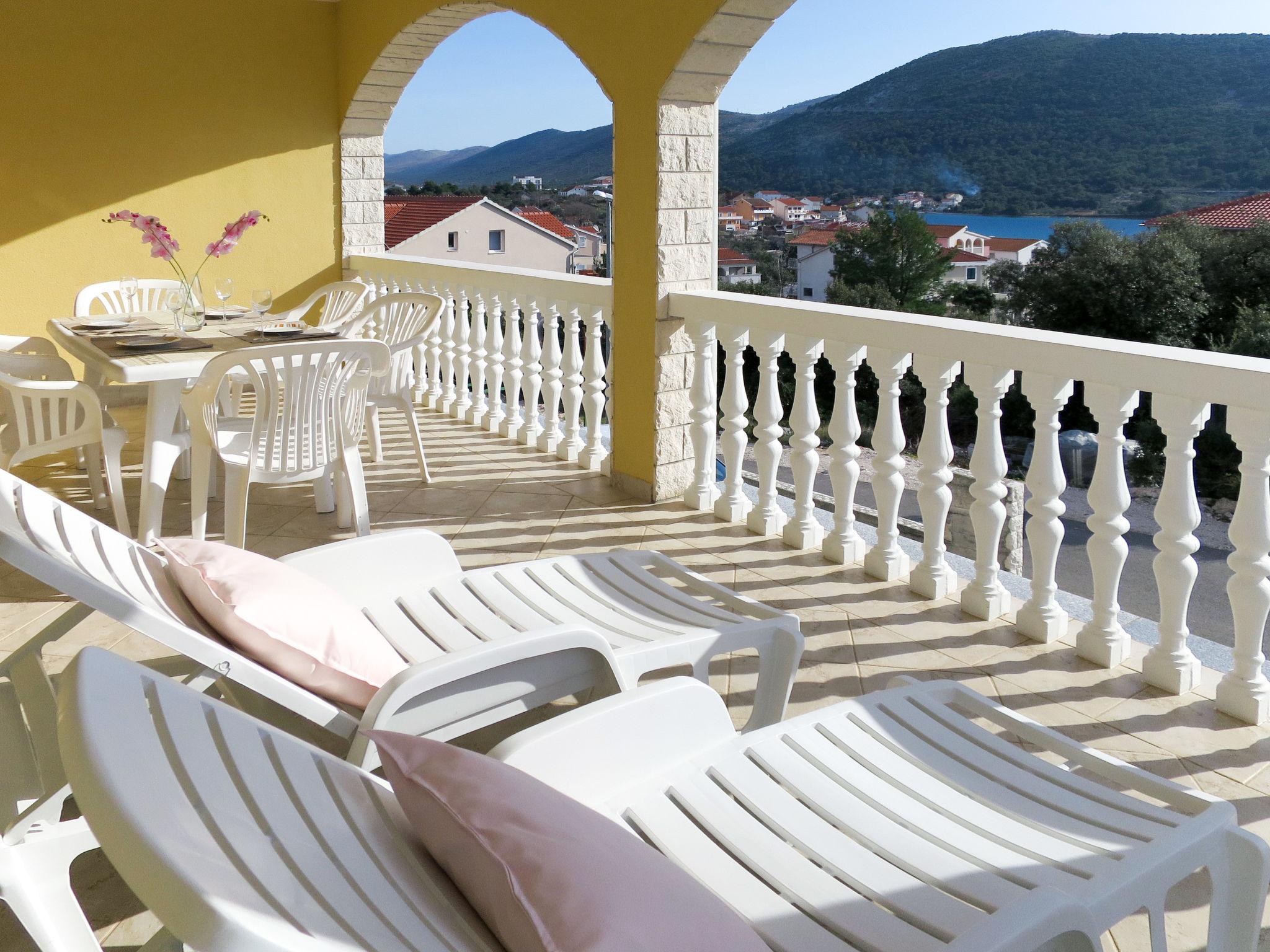 Foto 2 - Apartamento de 2 habitaciones en Sibenik con vistas al mar