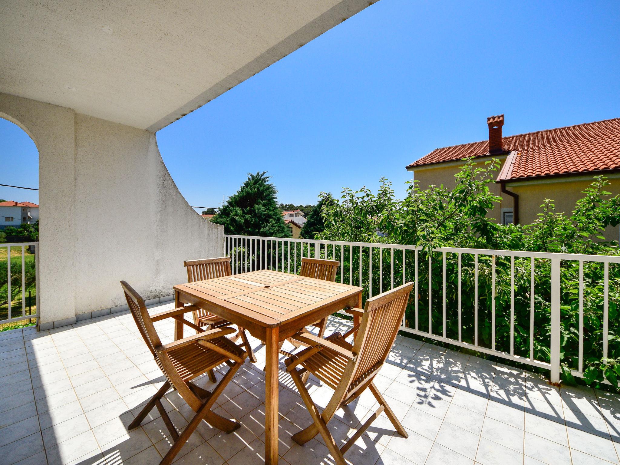 Photo 3 - 2 bedroom Apartment in Rab with terrace and sea view