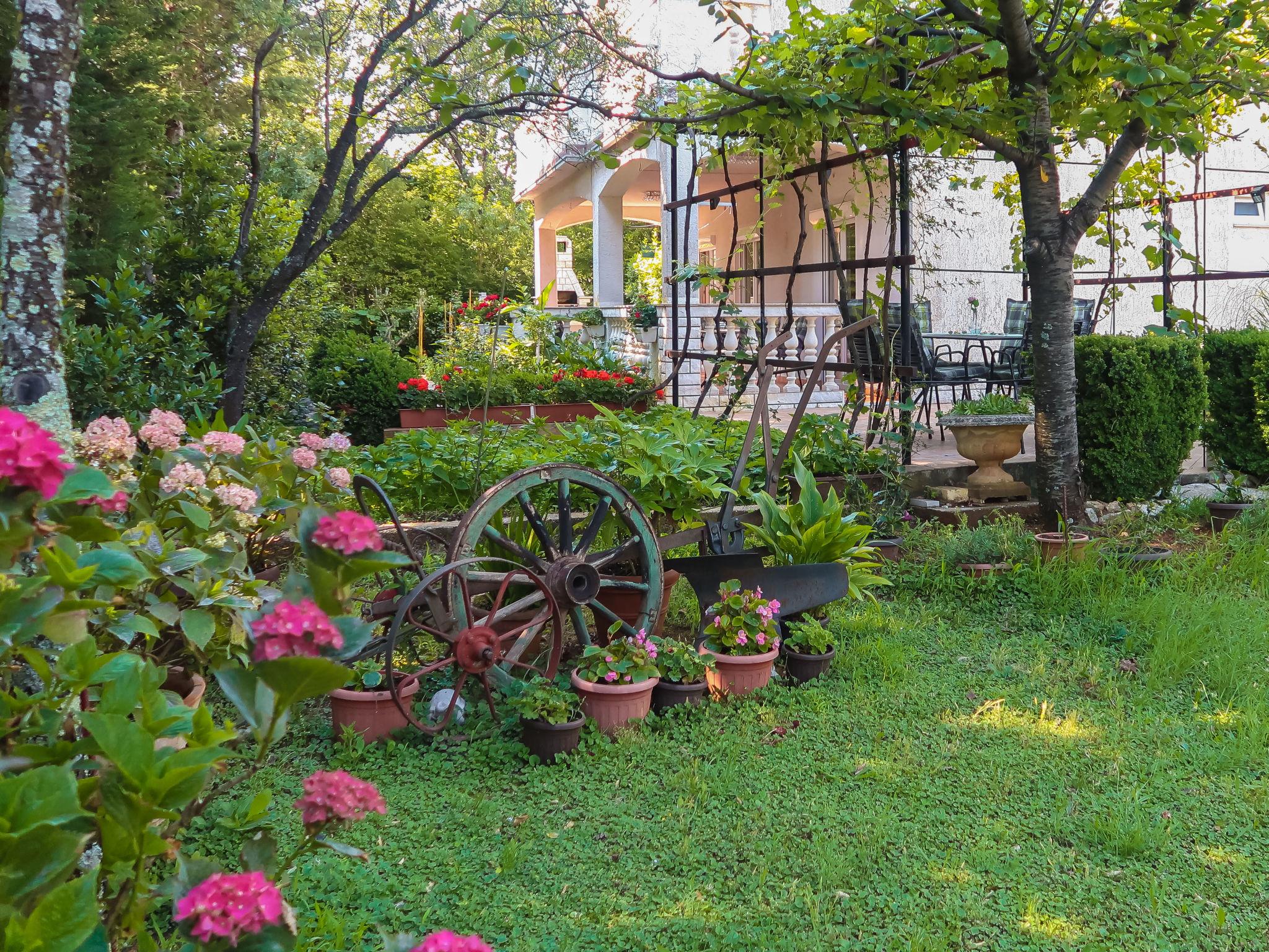 Foto 11 - Appartamento con 3 camere da letto a Crikvenica con giardino e terrazza