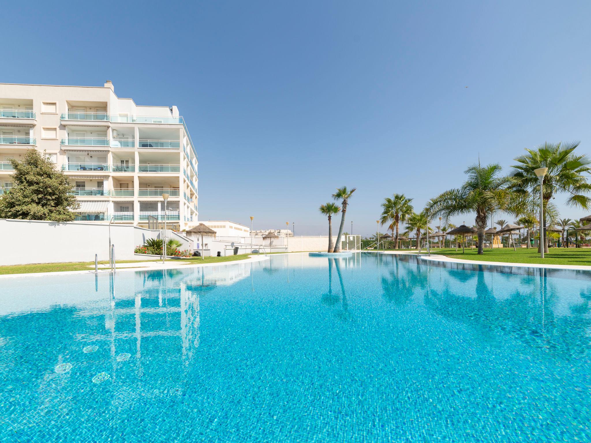 Foto 5 - Apartamento de 2 habitaciones en Roquetas de Mar con piscina y vistas al mar