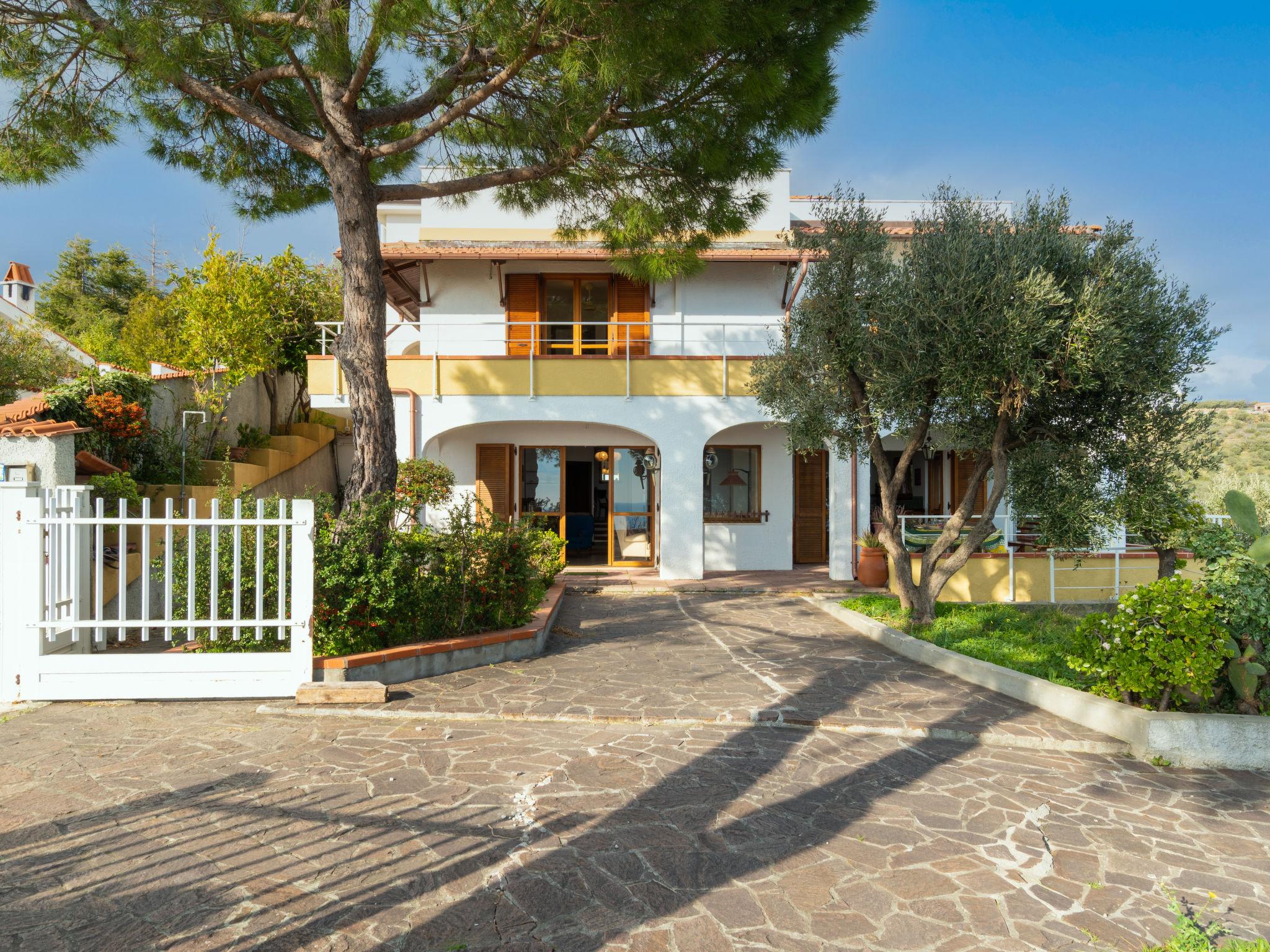 Photo 1 - Maison de 3 chambres à Imperia avec terrasse et vues à la mer