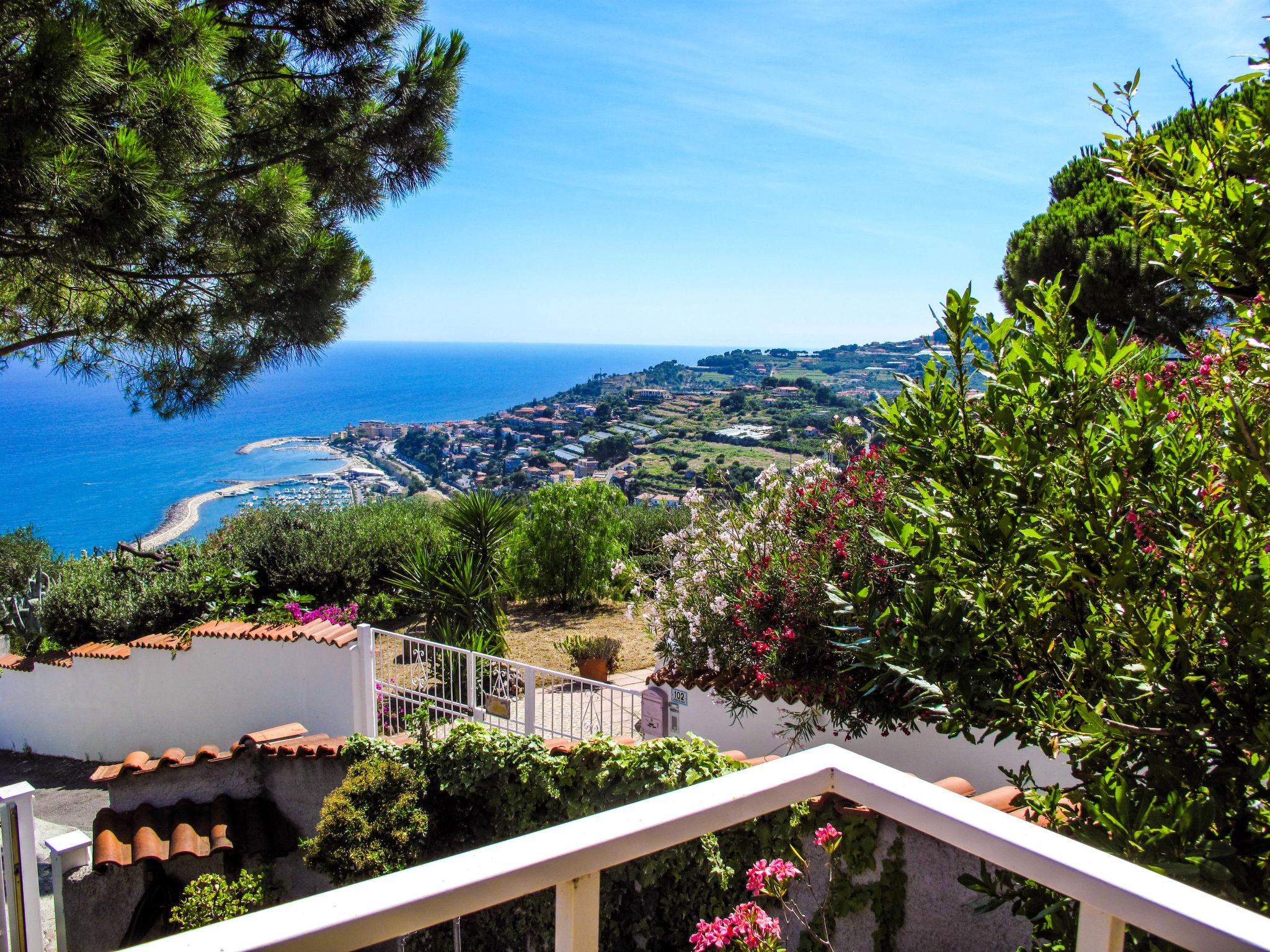 Photo 2 - Maison de 3 chambres à Imperia avec terrasse et vues à la mer