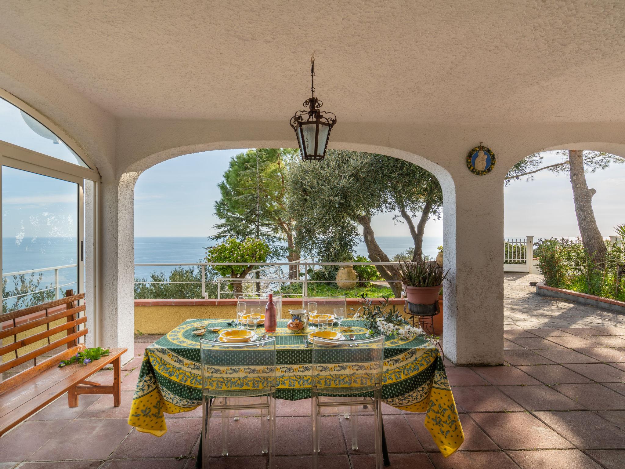 Photo 3 - Maison de 3 chambres à Imperia avec terrasse et vues à la mer