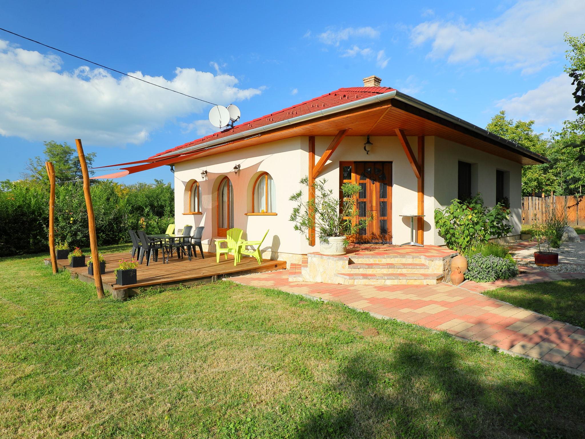Foto 1 - Casa de 2 habitaciones en Balatonszemes con jardín y vistas a la montaña