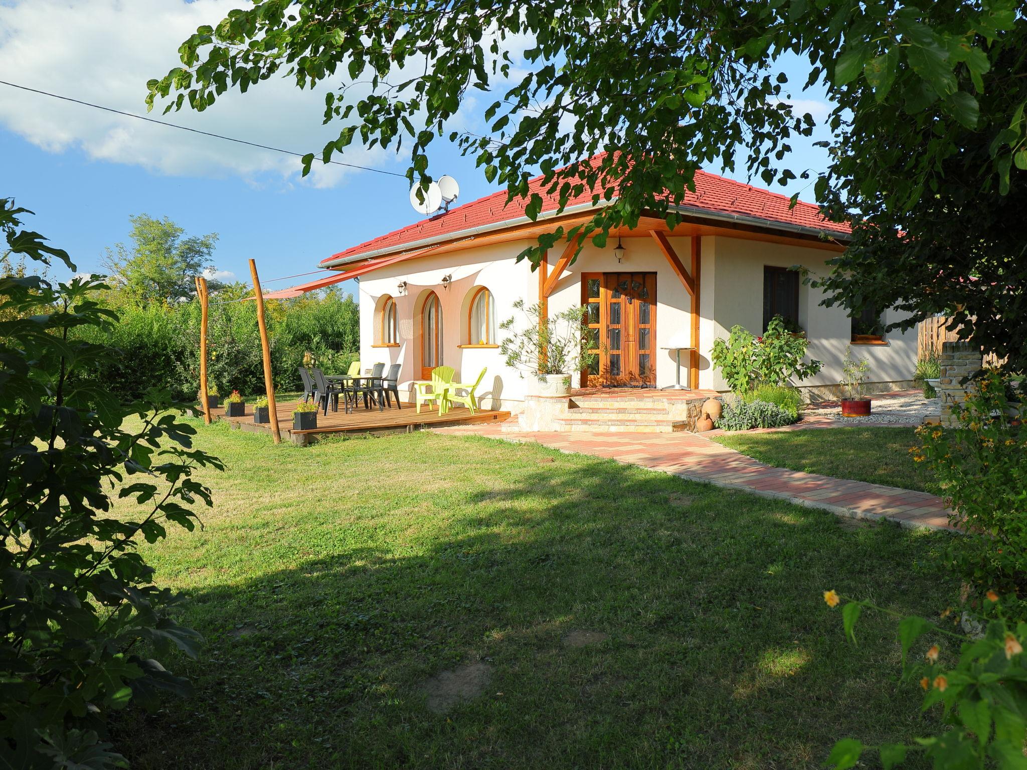 Foto 20 - Casa de 2 habitaciones en Balatonszemes con jardín y vistas a la montaña