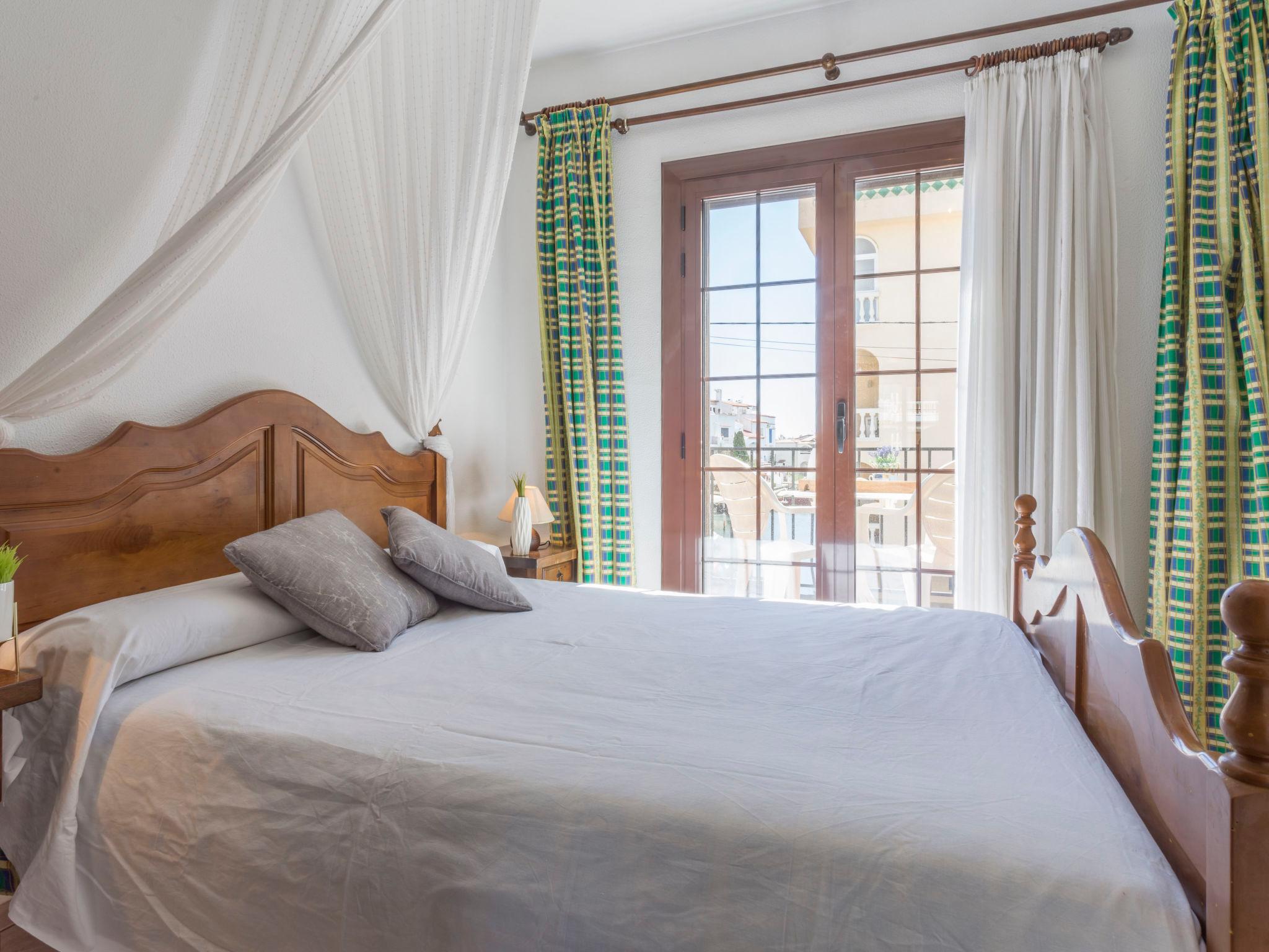 Foto 10 - Casa de 2 quartos em Castelló d'Empúries com terraço e vistas do mar