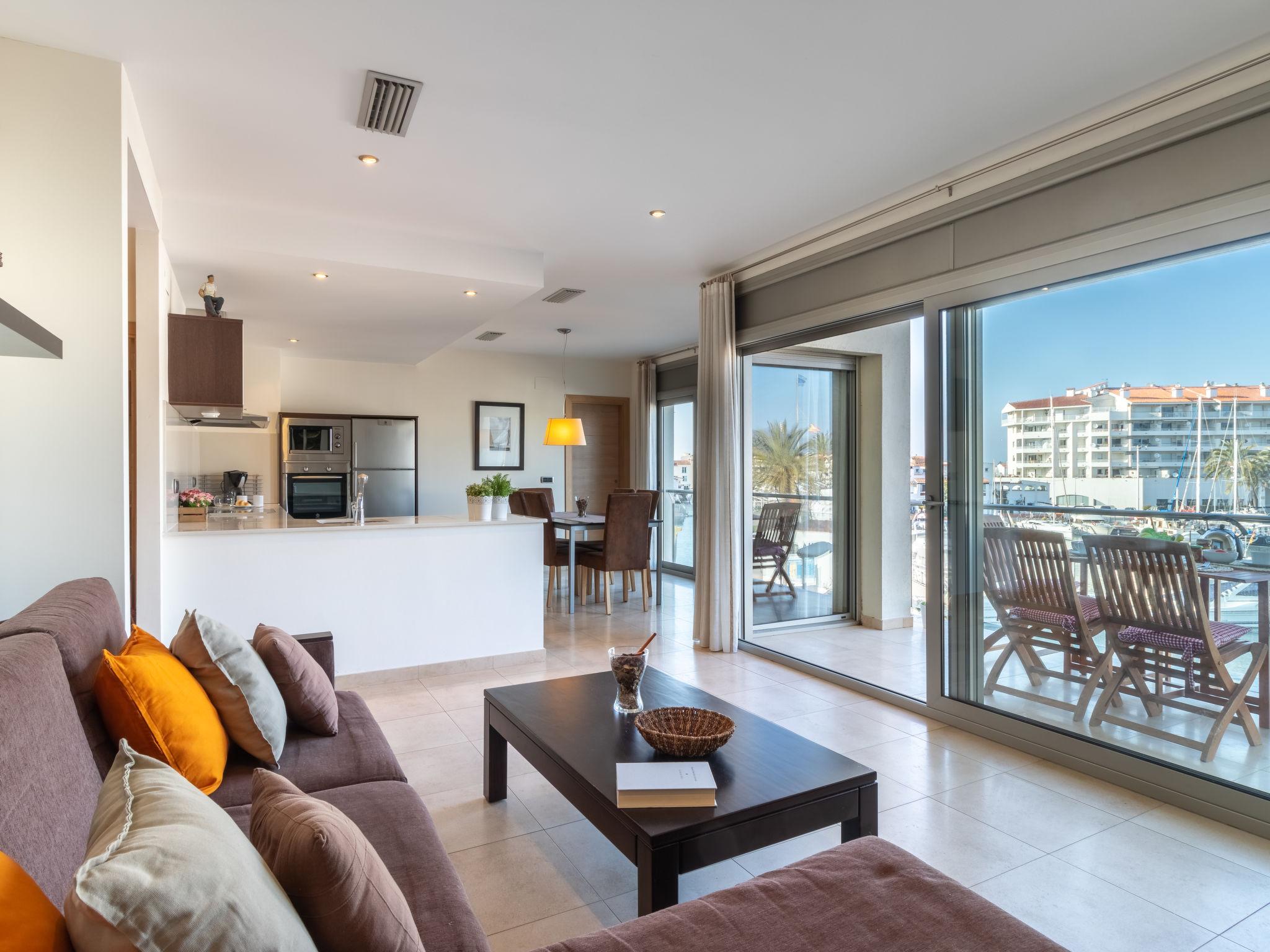 Foto 2 - Apartamento de 3 habitaciones en Castelló d'Empúries con terraza y vistas al mar