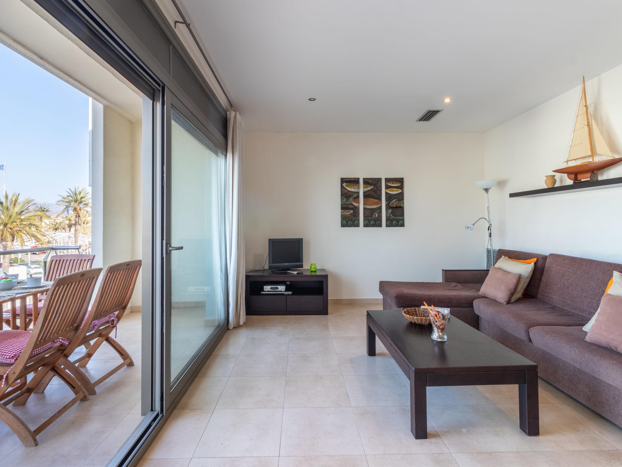 Foto 10 - Apartamento de 3 habitaciones en Castelló d'Empúries con terraza y vistas al mar