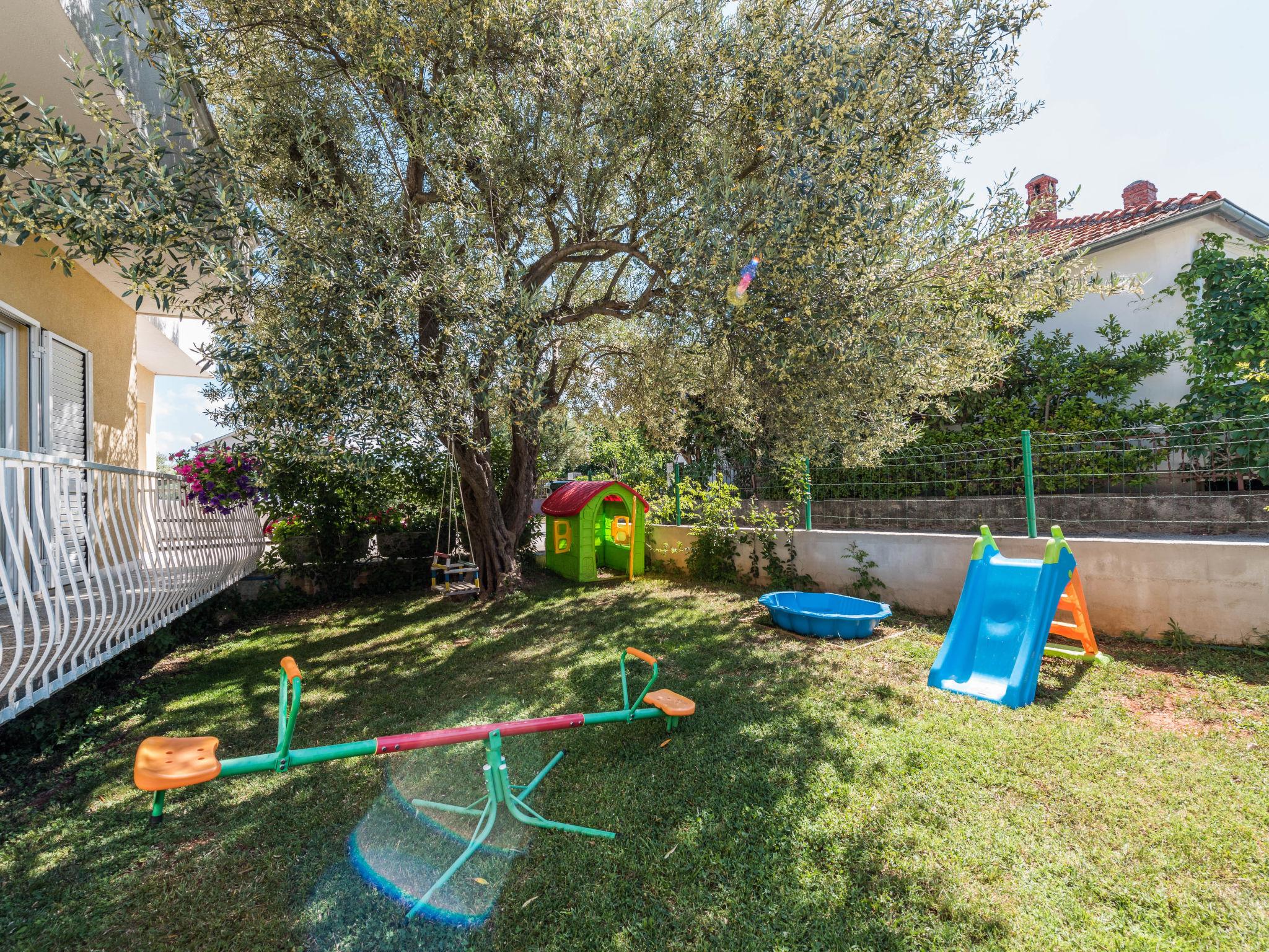 Photo 28 - Appartement de 4 chambres à Sukošan avec jardin et vues à la mer