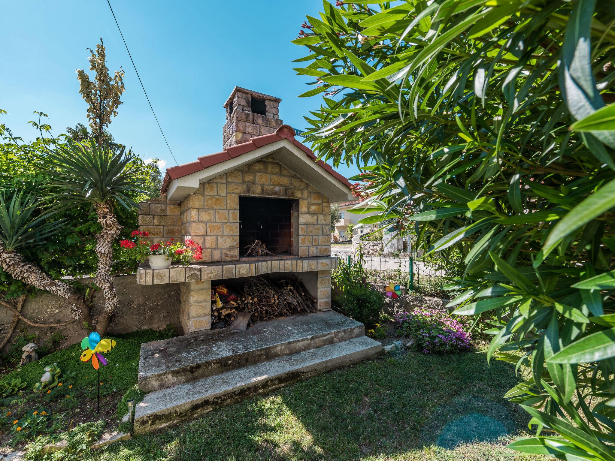 Foto 27 - Apartamento de 4 quartos em Sukošan com jardim e terraço