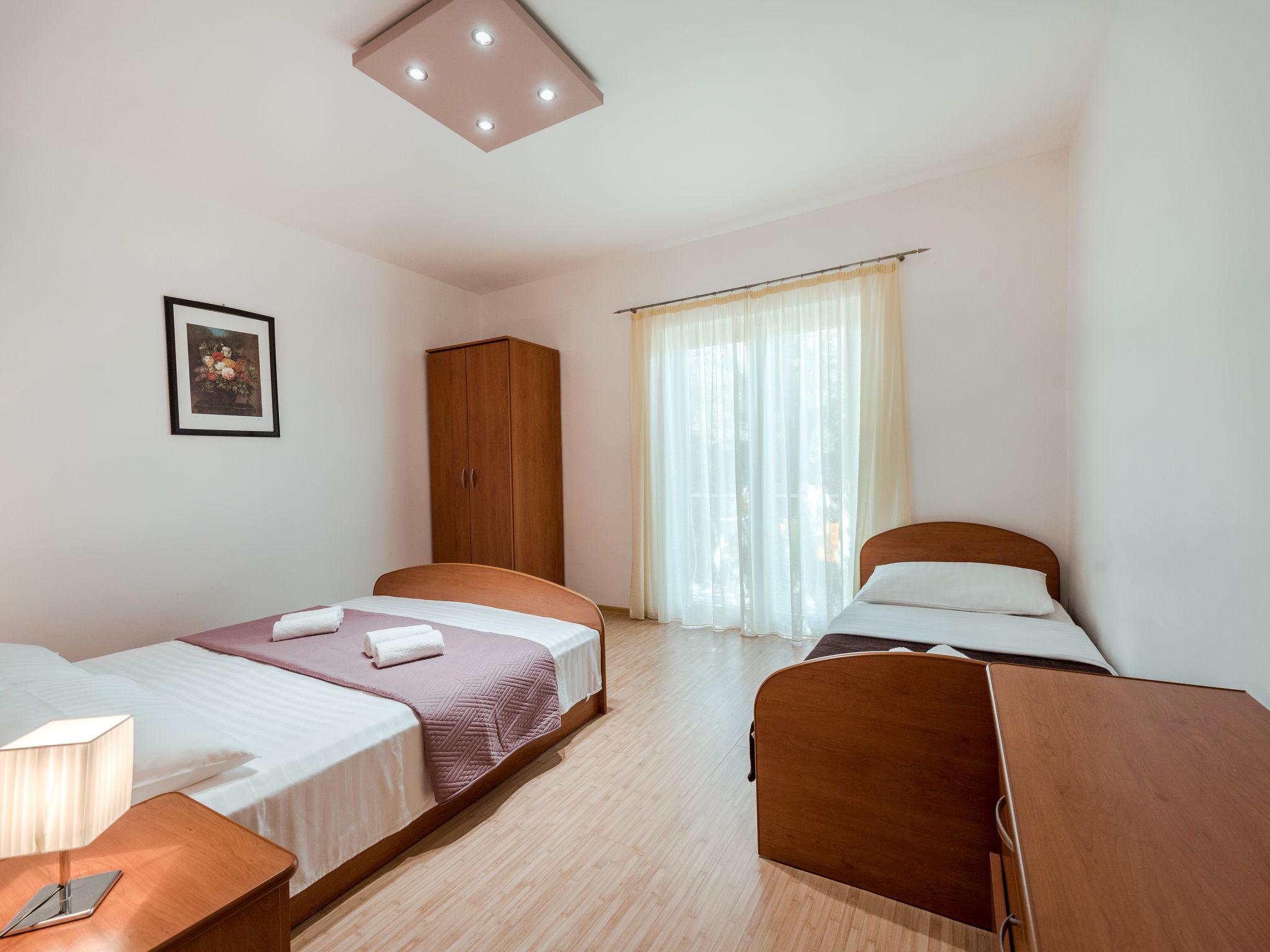 Foto 18 - Apartment mit 4 Schlafzimmern in Sukošan mit garten und blick aufs meer