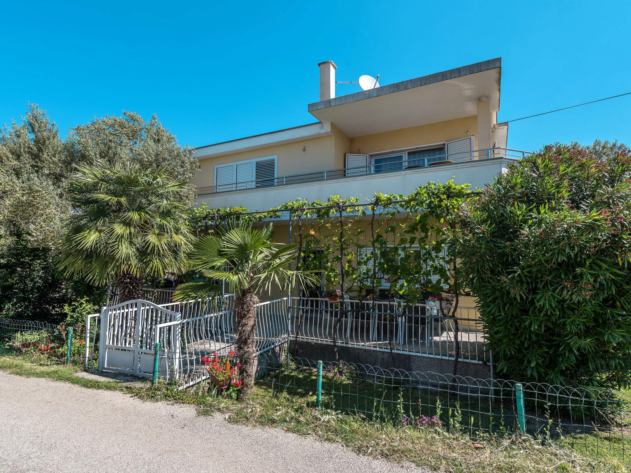 Foto 1 - Apartamento de 4 habitaciones en Sukošan con jardín y terraza