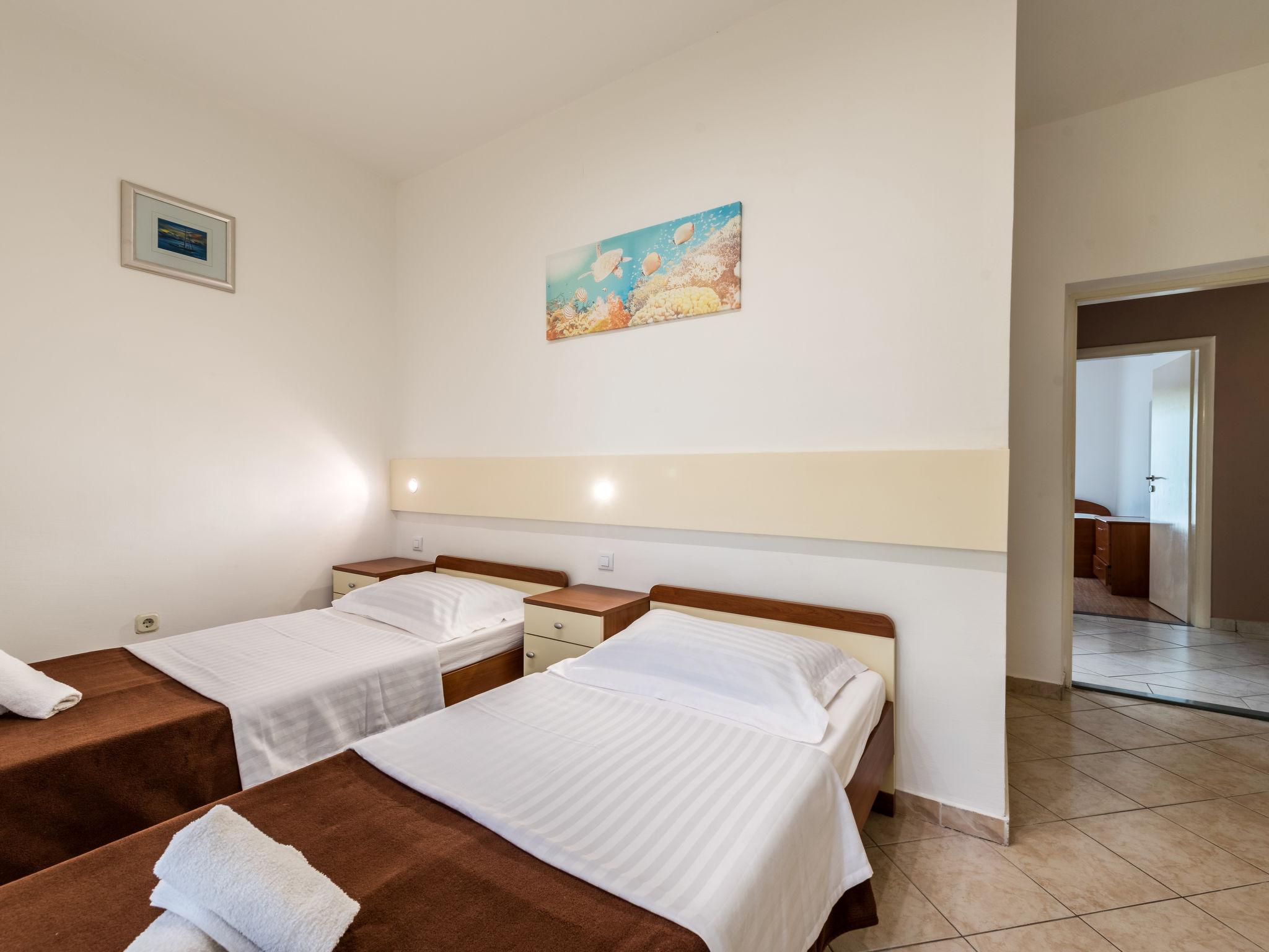 Foto 16 - Appartamento con 4 camere da letto a Sukošan con giardino e vista mare