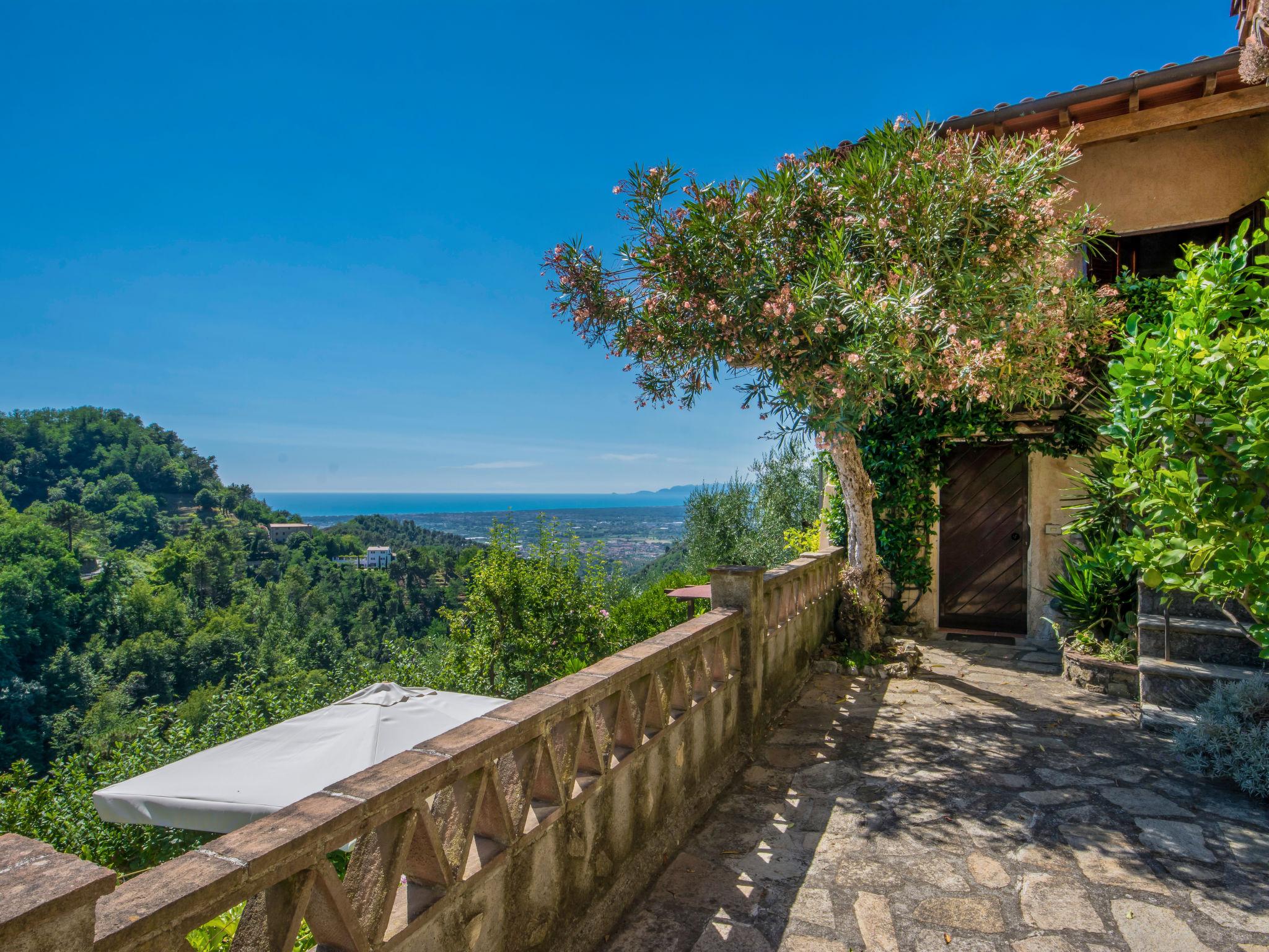 Foto 3 - Casa de 2 quartos em Camaiore com piscina privada e vistas do mar