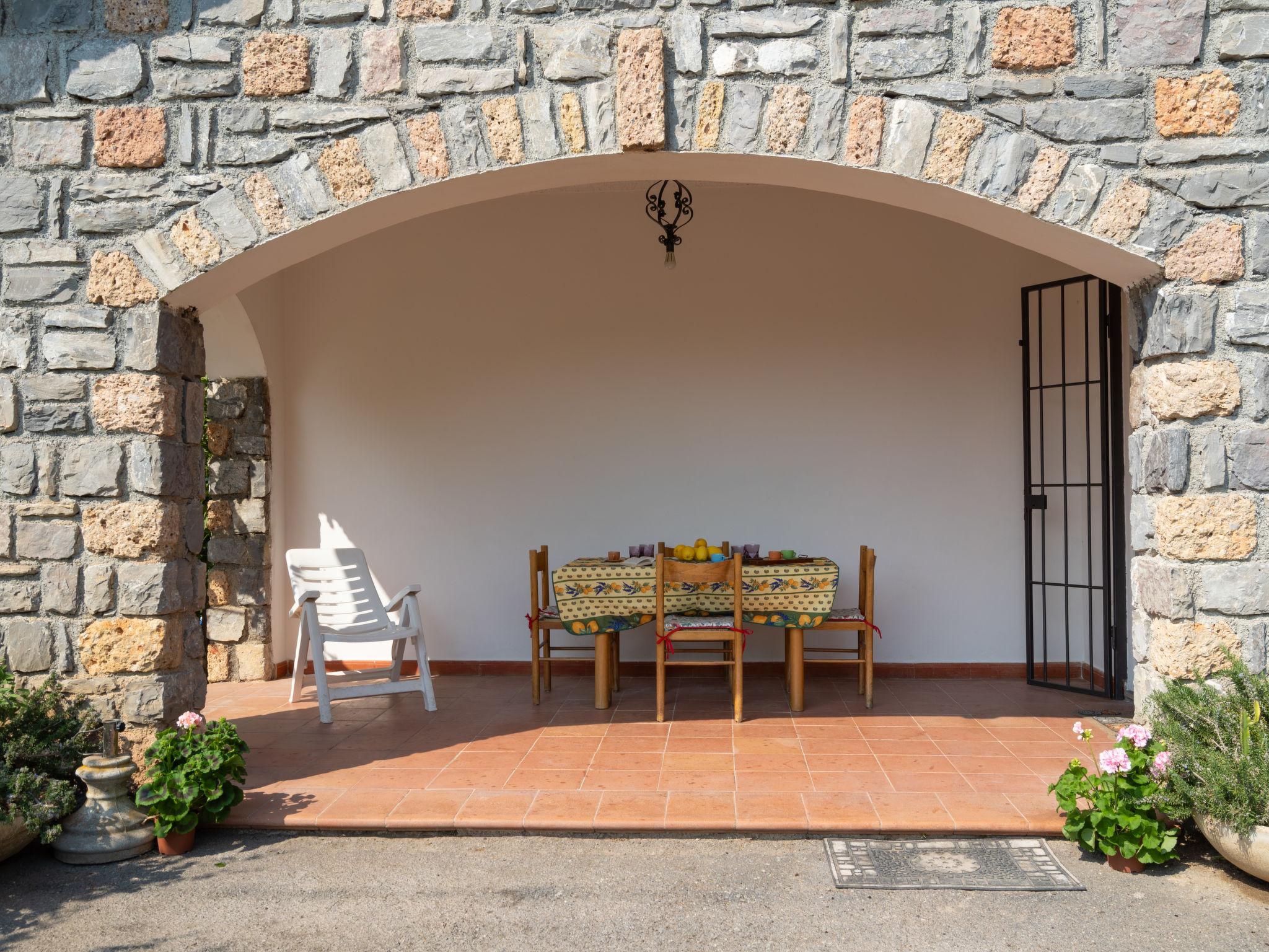 Photo 15 - Maison de 2 chambres à Cisano sul Neva avec jardin et vues à la mer